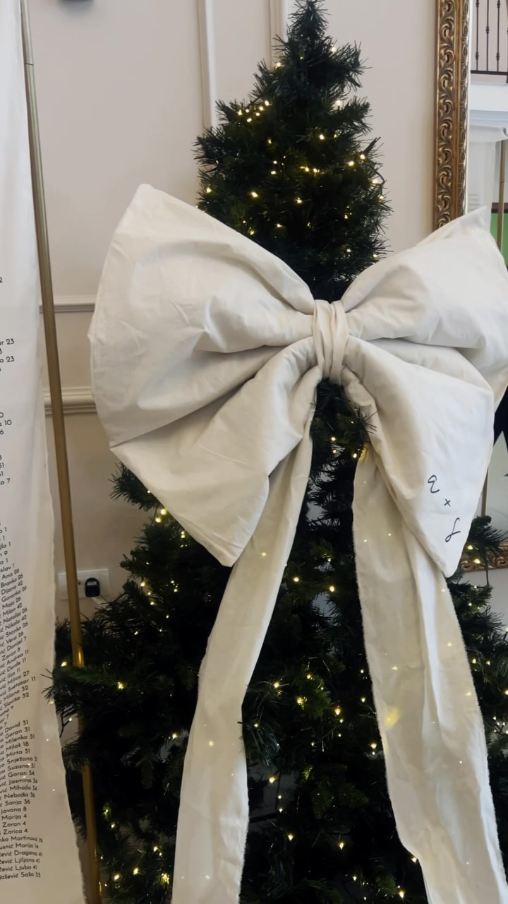 Ovim venčanjem zatvaramo sezonu! 🥹
Toliko smo uživali u svim vašim-našim dogadjajima! Termini za 2025. se uveliko popunjavaju i jedva čekamo da vam pokažemo šta sve novo spremamo!
A sad trk po tu jelku, da uživate bar upola koliko smo mi danas 🤍
.
.
.
.
.
.
.
.
.
.
.
#medimleko #dekoracijavencanja #weddingdecor #weddingdecoration #weddingstationery #wedding #vencanje #pozivnice