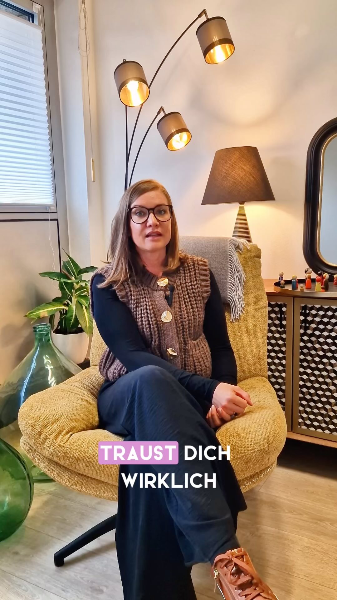 💥 Was hält dich zurück, dich echt zu zeigen? 💬💥
Traust du dich, die Hosen runterzulassen? Wenn du immer lieb, hilfreich und perfekt sein willst, um geliebt zu werden, dann bist du eigentlich nur in einer Rolle – und die ist verdammt anstrengend. 🥴
Stell dir vor, du zeigst dich in deiner Unperfektheit. Würdest du dich endlich wirklich geliebt fühlen? 💭 Oder willst du weiter alles geben und auf die Liebe hoffen, die am Ende nicht für dich, sondern für deine „Maske“ bestimmt ist? 🎭
👉 Schreib mir in die Kommentare: Was hält dich zurück, dich echt zu zeigen? 💬
#EchteLiebe #Paartherapie #Beziehungstipps #AuthentischLeben #Selbstliebe