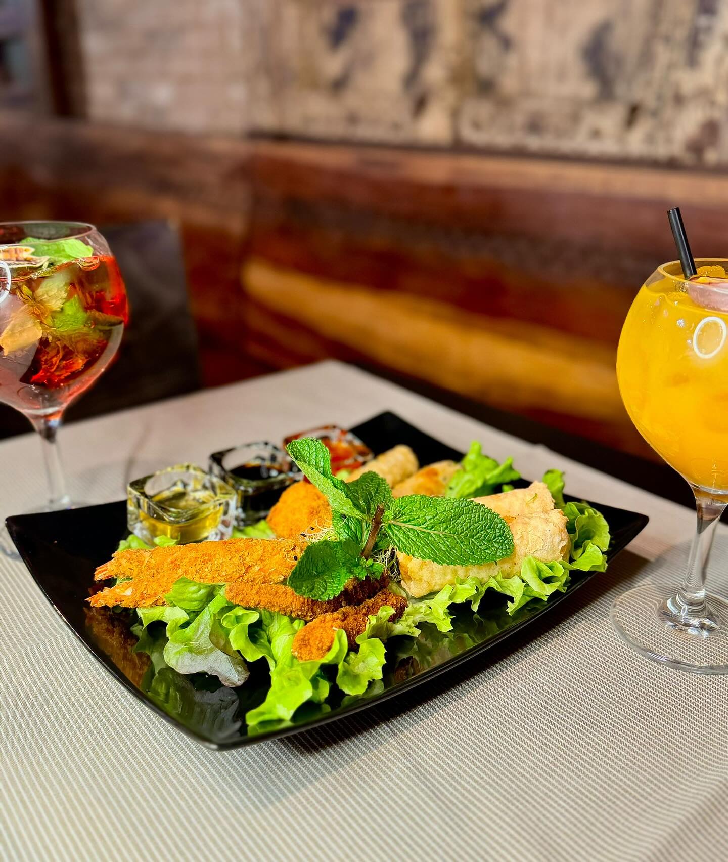 Découvrez notre Dégustation Tao, une entrée parfaite à partager : un assortiment savoureux de nems de poulet, croustillants de crevettes, bâtonnets de calamars, spring rolls végétariens et nuggets de poulet. Chaque bouchée est une explosion de saveurs, idéale pour débuter votre repas en toute convivialité !