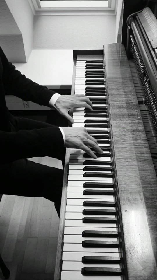 Today is the release day of the third single from my upcoming album 'Lullabies That Span The World' - each of the 12 tracks is titled after the translation of the English word 'Lullaby'. 'Vuggesang' is the Danish word for it. I wish you much peace in your hearts - and hope that your loved ones find a good night's sleep with this new single.
.
#piano #pianolovers #pianoplayer #pianosolo #pianistsofinstagram #lullabies #lullaby