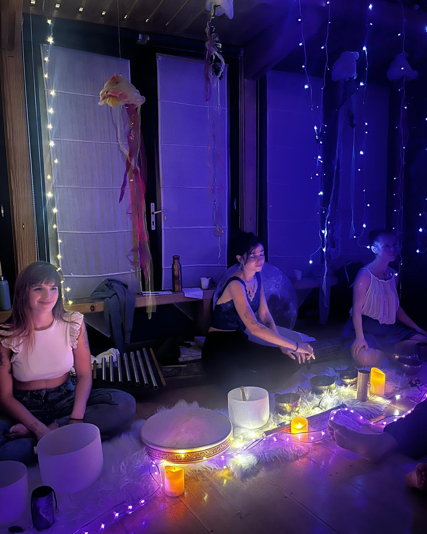 Sororité
Cosmos
Amour
Sonorité
Osmose
Toujours
#bainsonore #sorority #magicienne #therapeute #energeticienne #cacaocereomonie #musique #soundhealing #gratitude