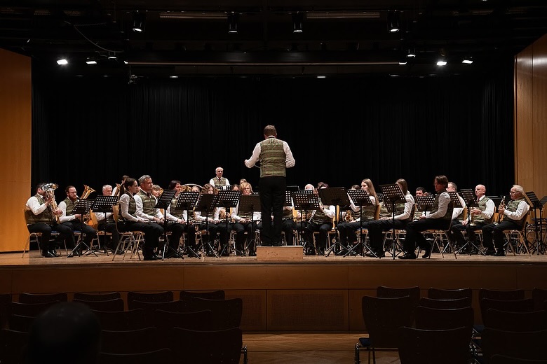 KONZERTWERTUNG
🎶✨Am 16.11.2024 stellten wir uns als Gastkapelle bei der Konzertwertung Rohrbach der Jury. Mit stolzen 87,9 Punkten und einer Silbermedaille in der Tasche feiern wir die Leidenschaft zur Musik! 🎺🥈
#mvherzogsdorf #Konzertwertung #ooebv #ooebvrohrbach #Silbermedaille #Musikliebe #herzogsdorf #musikverein