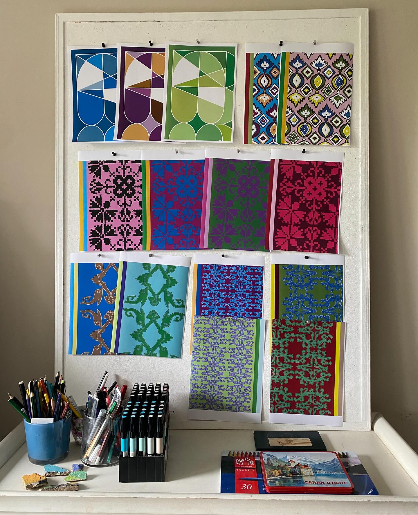 New collection of cashmere scarves to warm you up on cold winter days ⛄️☃️⛄️
#warmwinter #cashmere #scarves #foulard #design #textiles #textiledesign #color #textiledesignstudio #swissmade #madeinzurich #pattern #printdesign #barbarawagner