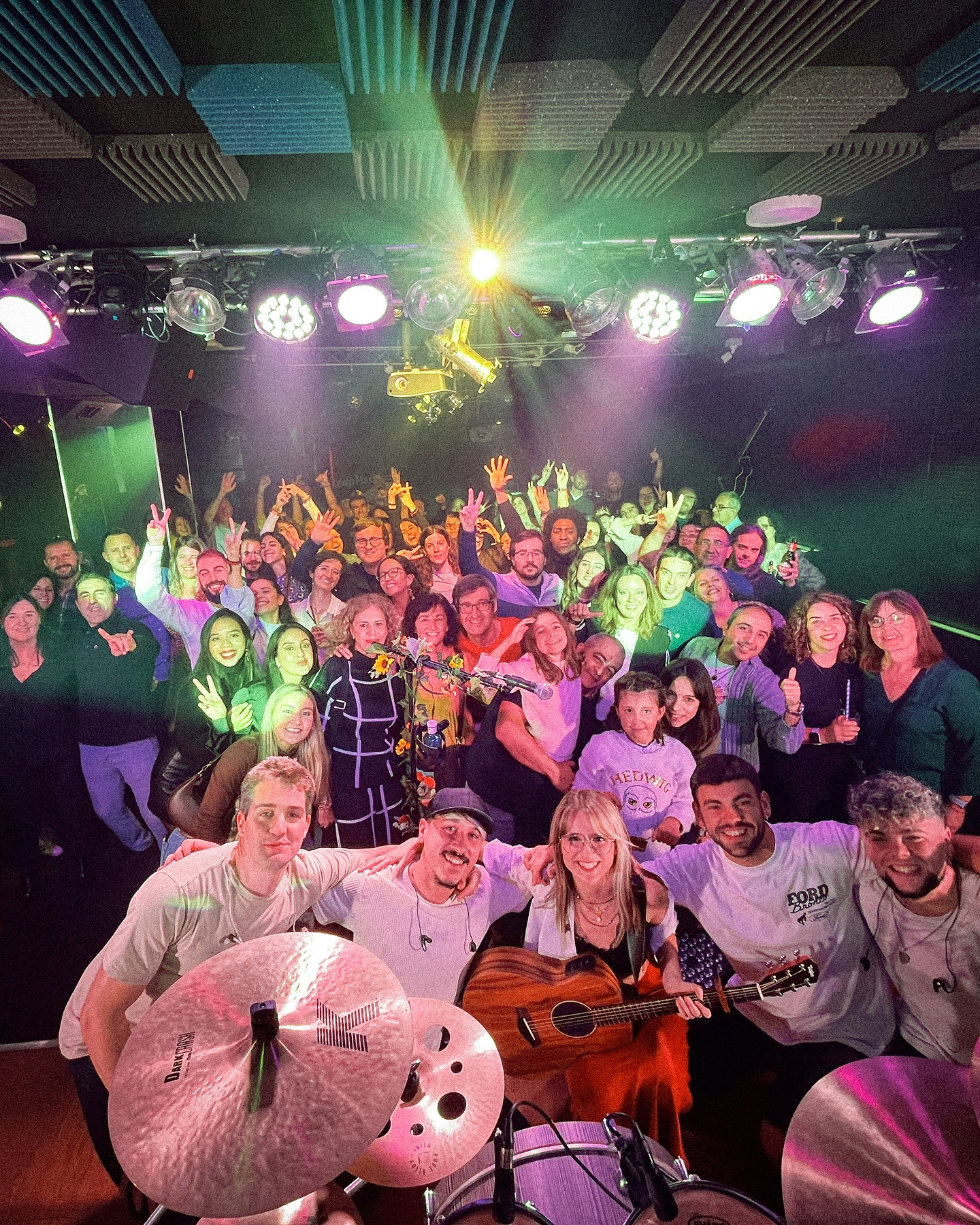 CUENCA, tenéis un corazón enorme 🤎
Gracias a todo el equipo que me acompaña en esta locura. Aquí podéis ver algunas de sus caras y un poco lo que vivimos debajo del escenario para conseguir que luego encima todo salga adelante. Hay mucho trabajo, mucho cariño, y por mi parte mucho orgullo de este equipo humano que lo da absolutamente todo por la música.
@javierrostrabass @danicardodrummer @__jota.music Amaro, Ramón, Mamá, Papá, Lord Drácula.
Creo en las pequeñas acciones que cambian el mundo, en la música con alma y en los proyectos honestos nacidos del corazón. Gracias a todos los que también creéis en todo esto 🤎