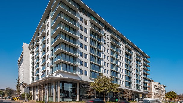 One on Whiteley is a 9-storey perimeter block building, surrounding a beautifully landscaped courtyard, and represents the largest residential and hotel development completed to date within the Melrose Arch integrated mixed-use precinct. The development features a 5-star, 276-key Marriott Hotel, 114 serviced apartments, 241 sectional title apartments, a 5,500m² motor showroom at street level, and a 4-level basement that connects to the precinct’s super-basement.
In line with the Urban Design and Architectural Guidelines at Melrose Arch, the project has been thoughtfully designed to integrate seamlessly into the precinct. The northern street-facing edge along Whiteley Road is activated with vibrant street-level retail spaces that open onto a double-height colonnaded walkway.
Sustainability is a core focus, with Green Building innovations such as insulated wall and roof envelopes for thermal comfort, high-performance double-glazed windows and sliding doors for airtightness, central water heating and district cooling, energy-efficient LED lighting with occupancy sensors, and low-VOC paint.
#OsmondLange #Architecture #MelroseArch #Johannesburg