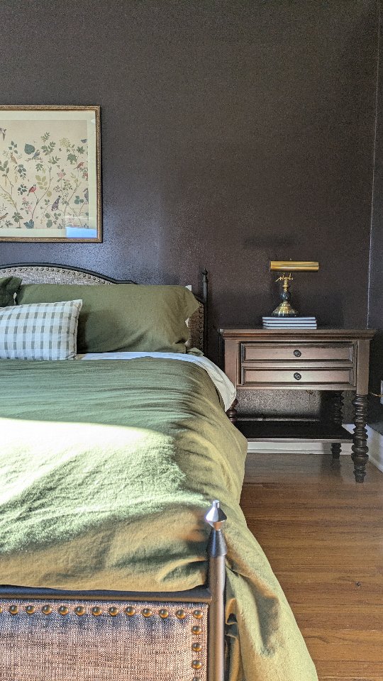 The secondary bedroom in this historic St. Charles Airbnb is equally as beautiful as the primary bedroom. The moody color palette will warm your evenings and the relaxed linen bedding is definitely giving us cozy vibes. 🕯️📚😴
Which bedroom do you like better?