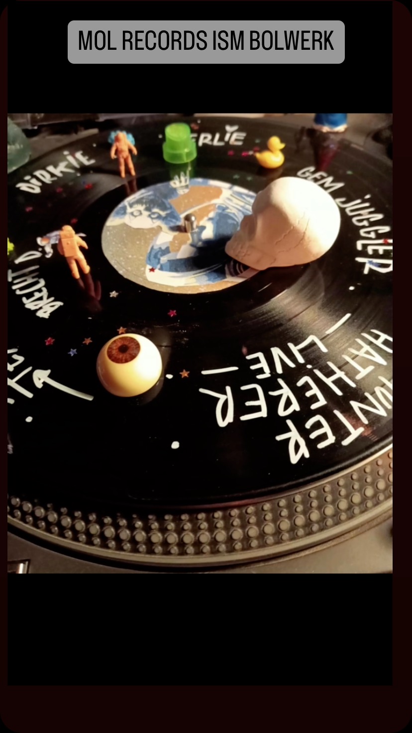 Let’s unite under one groove!
Nu zaterdag, dansen, dansen, DANSEN!
#spacedance #deeptechno #acid #electro #liveset #vinyldjs