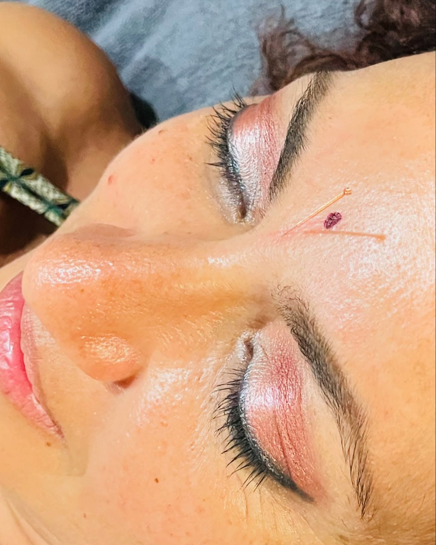 I love “Yin Tang”, a.k.a. the third eye point 🧿
Stimulating this energetic point, located in the middle of the eyebrows, has so many benefits.
In #traditionalchinesemedicine it’s used to:
*Calm the mind
*Move stuck energy in the head (i.e. overthinking, worry, anxiety) back down into the body
*Relieve sinus congestion
*Stimulate intuition and the ability to “read” situations
*Improve concentration
*Help with sleep and relaxation
I use it in almost all my treatments because, who doesn’t need a little relaxation these days?
Try massaging this area in a circular motion for a few minutes while taking a few deep breaths to experience an immediate shift in how you feel.
Happy self-care Sunday!!! 💆🏻♀️✨💆🏾
With love 💖
Teressa
@joyfulheartacuwellness
#acupressurepoints #relaxationtime #selfcaretips #selfcaresunday #acupuncturerome #acupuncturepointsforanxiety #naturalwellness