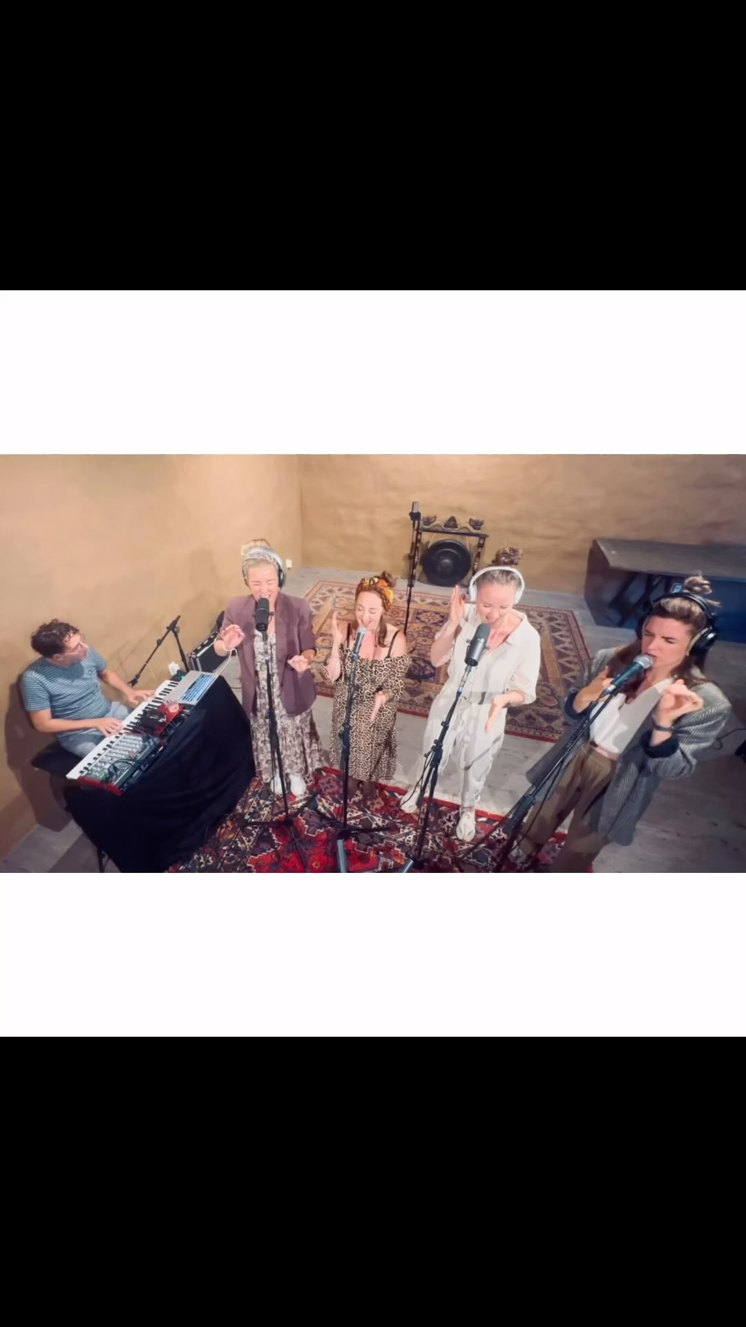 Crazy 🙃
We hadden nog tijd voor 1 one-taker tijdens onze studiosessie: #crazy - @gnarls_barkley_official ✨
Een lekker nummertje uit onze voorstelling. Een iets langere versie vind je NU op YouTube en volgende week vrijdag, 6 december, kun je ‘m live zien in @schouwburglochem tijdens de eerste voorstelling van onze reprise! 🥳 We hebben de show hier en daar nog wat aangepast en gefinetuned, dus kom ook gewoon lekker voor de tweede ronde. Vinden wij niet crazy 😇
Opnames gemaakt in @thecove.events 🙏🏻
#vocalgroup #closeharmony #muziek #vocaalentertainment #vierstemmig #gnarlsbarkley #vierstemmig #theater #cabaret #muziektheater #voorstelling
