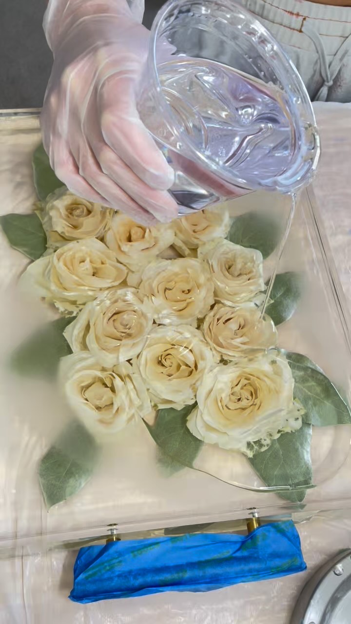 ✨trust the process ✨
the topcoat of this white rose acrylic resin preservation tray has been poured & wow is she a beauty. 🥹
#floralpreservation #resinart #weddingbouquet