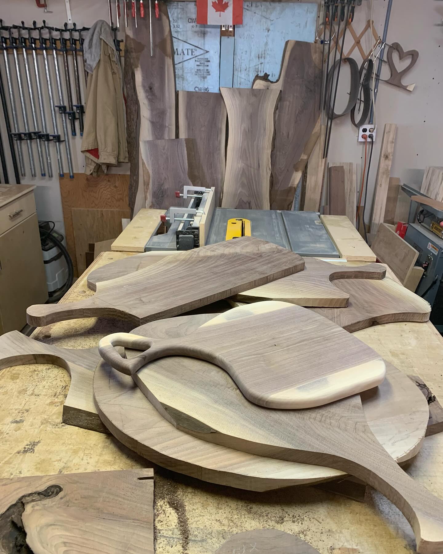 We are back to shop 🪵🪚
As we were out of stock of our most popular dark walnut charcuterie boards! Order yours before we run out 🔥🔥🔥🔥 Limited quantities 💯✅
Order yours before they are gone 🔥
#supportlocalsaultstemarie #buylocal #supportsmallbusiness #supportlocal #ssm #saultstemarieontario #algomamade #ontariomade #canadamade🇨🇦 #falconswoodwork