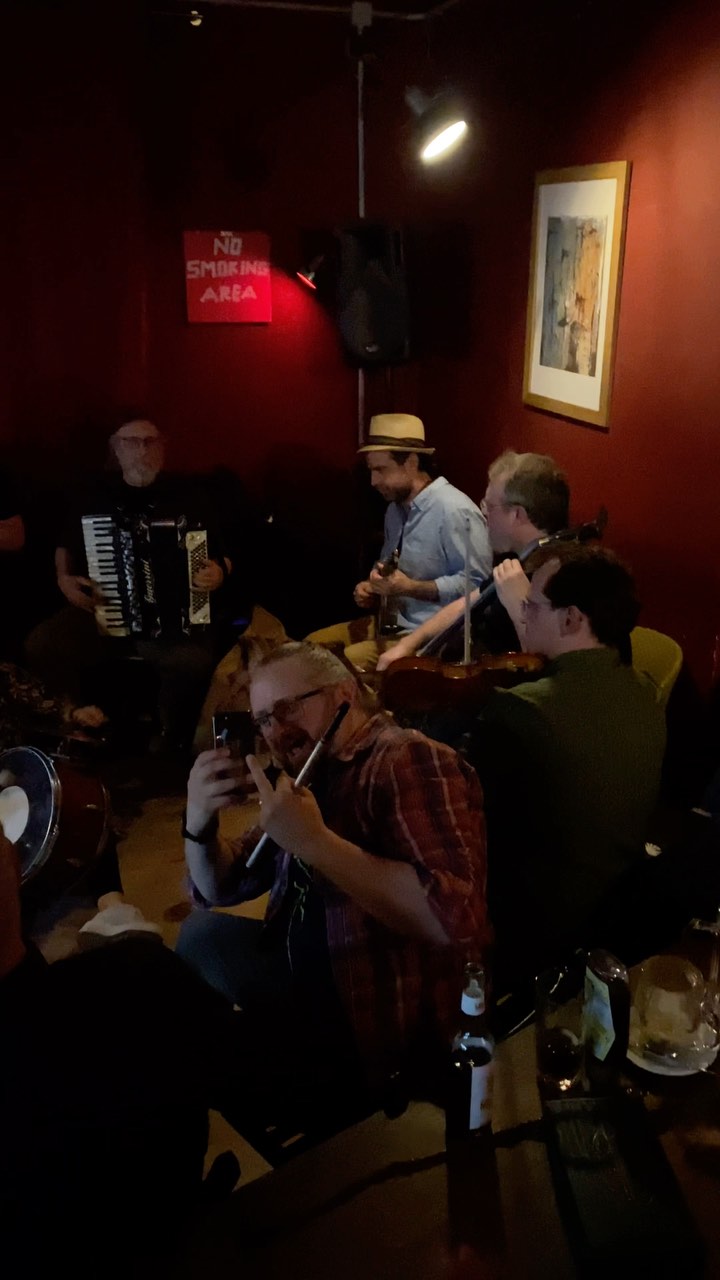 Last Jam of the month next week and a Zingeray today!
Join us at Galerie ZeitZone today for a no-instrument sing-along. But don’t put your fiddles and poyks away for the winter just yet. Our next Klezmer Jam is happening Thursday the 28th at our beloved Oblomov. It may be cold and dark outside but it’s warm and dark inside. Come join!