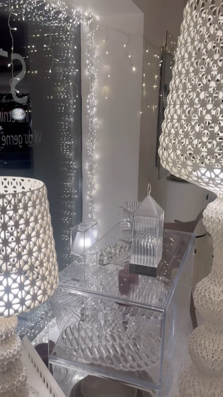 Giv vores #elever et like 👌🏻🙏🏻🎄🙏🏻
Så har nogle af vores #dekoratør eleverne været igang med at lave spændende udstillinger med det smukke mærke #Kartell 👌🏻🙏🏻❤️
#indretning #visuelmerchandiser #boligstyling #styling #deko #indretningsinspiration #butiksindretning #indretningshjælp #boligstylist #vejle #staundesign #interiorstyling #designer #visuelmerchandising #designhjem #dekoratør #indretningsarkitekt #indretningsarkitektskolen #dekoratørskolen #indretningsarkitektuddannelsen #dekoratøruddannelse #dekoratøruddannelsen #indretningsarkitekt #danmark #design #dekoratørskolenivejle @dekoratoerskolen.dk @staundesignbutikken 🎄.