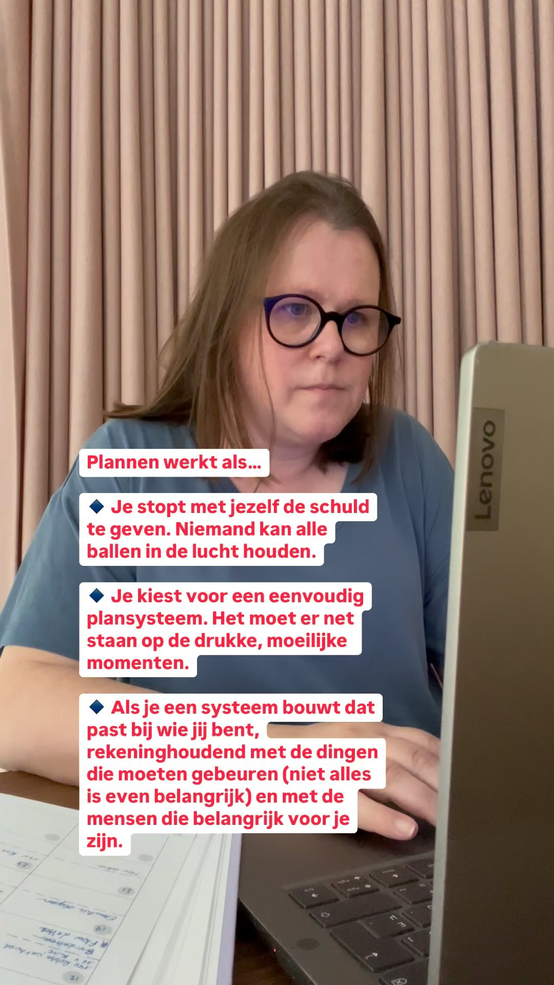 Plannen werkt als…
🔹 Je stopt met jezelf de schuld te geven. Het lijkt misschien soms zo maar niemand kan alle ballen in de lucht houden. Niemand! Anders omgaan met je tijd is de oplossing maar zeker niet eenvoudig. Het traject aan gaan en hier bewust mee aan de slag gaan, verdient een applaus.
🔹 Kies voor een eenvoudig plansysteem. Ik zie heel vaak heel ingewikkelde systemen waar je er uiteindelijk slaaf van bent. Bouw een eenvoudig systeem dat net stevig staat op de momenten dat het druk is.
🔹 Je een plansysteem bouwt dat past bij wie jij bent, rekeninghoudend met de dingen die echt moeten gebeuren en met de mensen die belangrijk voor je zijn.
Een plansysteem zorgt ervoor dat je terug ruimte krijgt in je hoofd. Die ruimte heb je nodig om prioriteiten te stellen en bewust te kiezen wat je wanneer gaat doen.
#minderstress #stress #zelfzorg #zelfzorgtips #stressvrij #plannen #planner