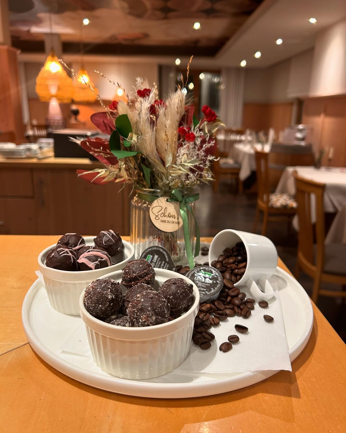 Hausgemachte Pralinen gibt’s für jeden unserer Gäste zu Kaffee & Tee 😊 Aktuell mit den Füllungen „Schwarzwälder Kirsch“ und „Haselnusslikör“ ✨
#homemadepralines #pralinenselbstgemacht #kaffeezeit #herbstdeko #wertheim #bestenheiderstuben