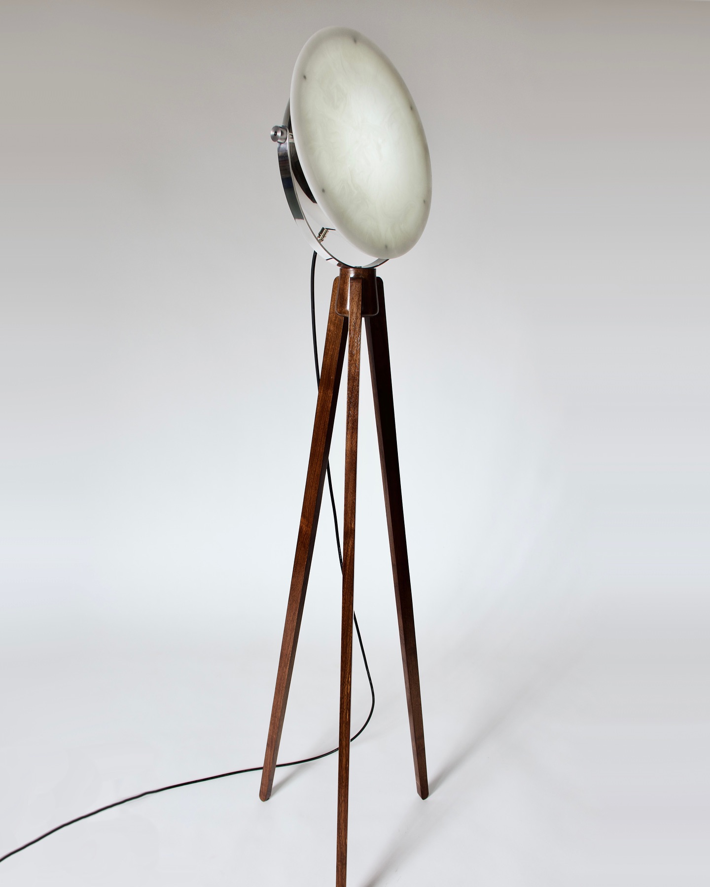 Moonrise light with hand-cast resin diffuser, Wifi control and color temperature adjustment. Available now @timberandtailorshop and part of the 30% off floor stock sale. For a short time only $559.
#metropolis #floorlight #standinglight #furniture #lighting #warmglow #modernlighting #interiordesigninspo #homedecorelegance #walnut #designwithlight #luxurylighting #illuminatelife