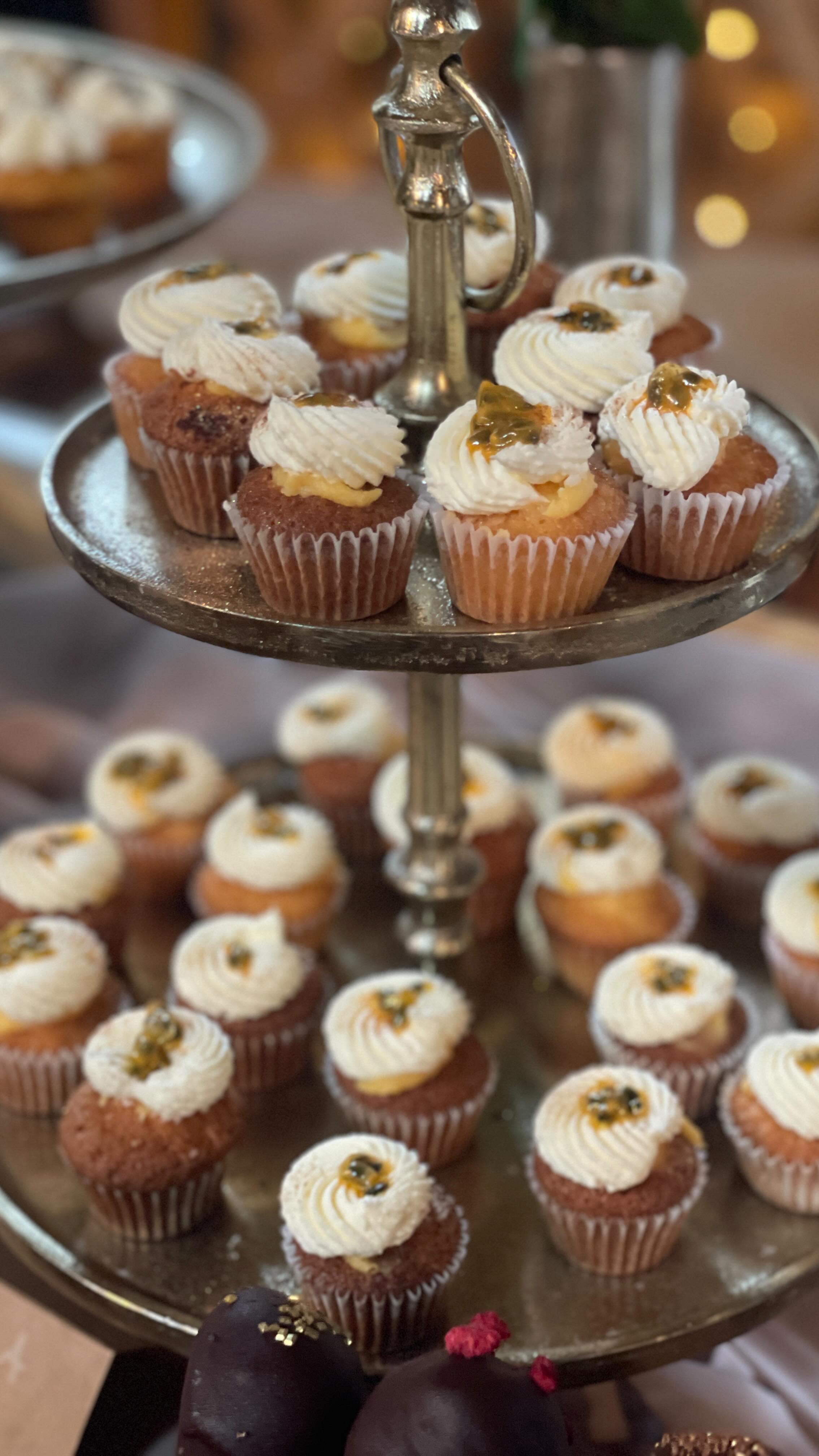 Was für eine tolle Messe mit so vielen Eindrücken!
Vielen Dank an all die tollen Dienstleister*innen und Brautpaare, die das Messewochenende so besonders gemacht haben🫶
@sylvie.smiles
@hochzeitstraum.popupmesse
@vonweidmann_weddings
@juliahermannfotografie
@weingutsteinbachhof
@juliettaswandelbar
@pishtar_dakaj
@jan.schaupp
@baambox
@magic_moment.events
@bluetenatelier
@tuttifrutti_lisl
@mcviv22
@wikiswelt.fotografie
@weddinova_