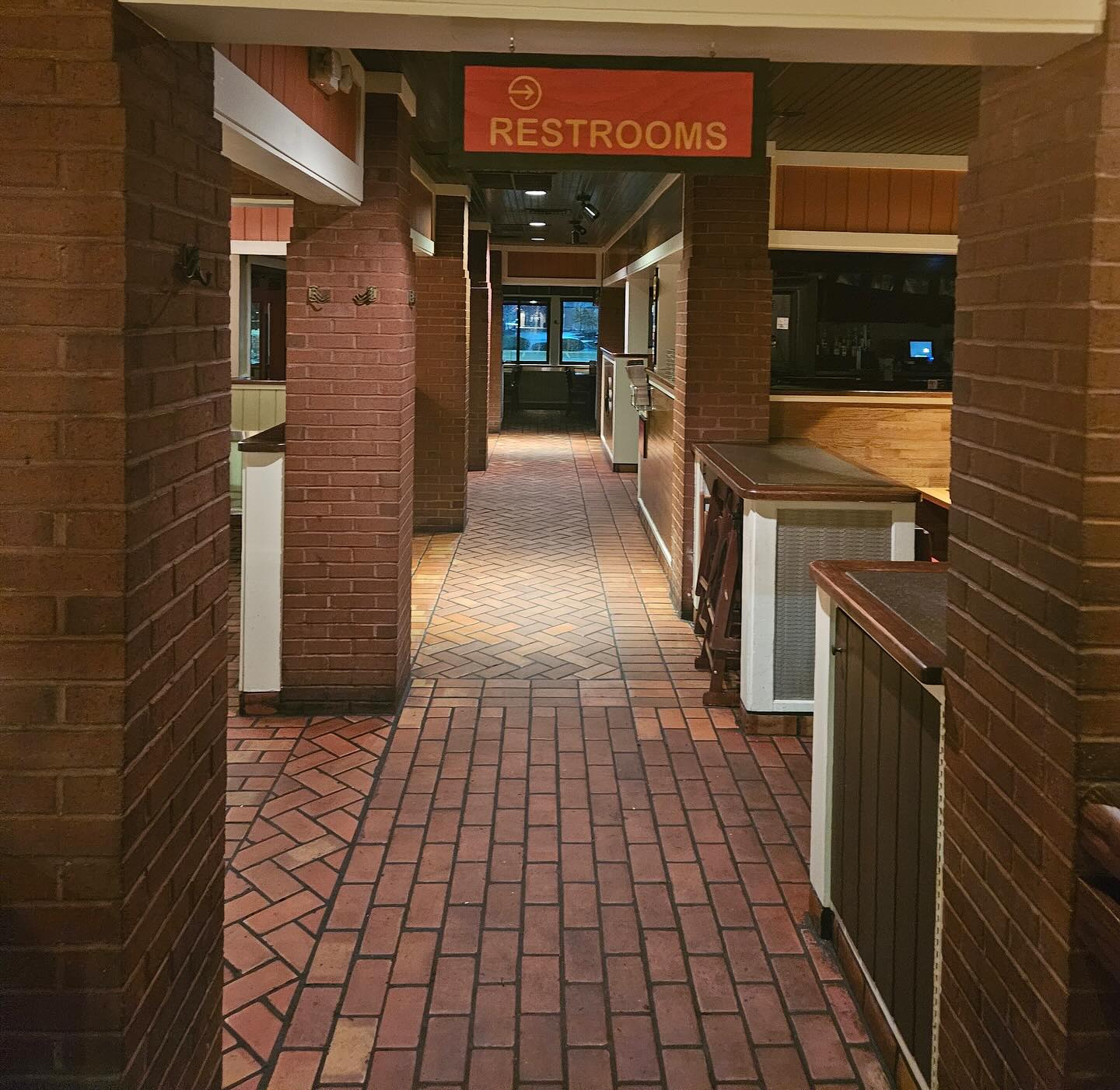 New restroom signage and menu holders installed.
.
📍Toledo, OH
.
#edenspropertyservices #toledoohio #restaurantmaintenance