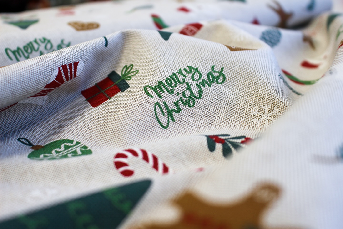 🎄✨ Neue Weihnachtsstoffe ✨🎄
Viele von euch haben sich neue Weihnachtsstoffe gewünscht - und jetzt sind sie endlich verfügbar 🎄🥰 selbstgenähten Geschenken, festlichen Dekorationen oder kreativen DIYs steht nun nichts mehr im Wege.
Vielen Dank für die vielen Anfragen. Ich freue mich sehr, dass ich euere Wünsche erfüllen konnte 🎅🏻🌟
#christmas #weihnachtsstoffe #nähinspirationen #christmasfabric #handmadewithlove #nähliebe #stoffe