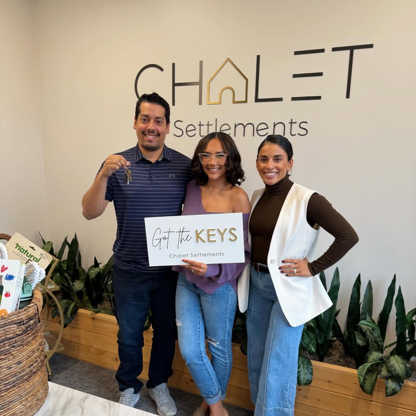 Congratulations Khan's! Top-choice neighborhood acquired with closing costs handled and just about every contingency of protection. Had a outstanding collaboration with listing agent which resulted in a successful transaction, navigating hurdles with ease!
Thank you to all behind the scene partners - @chaletsettlement @kimrodas_ ✨
A new Home for the holidays! 🎁
