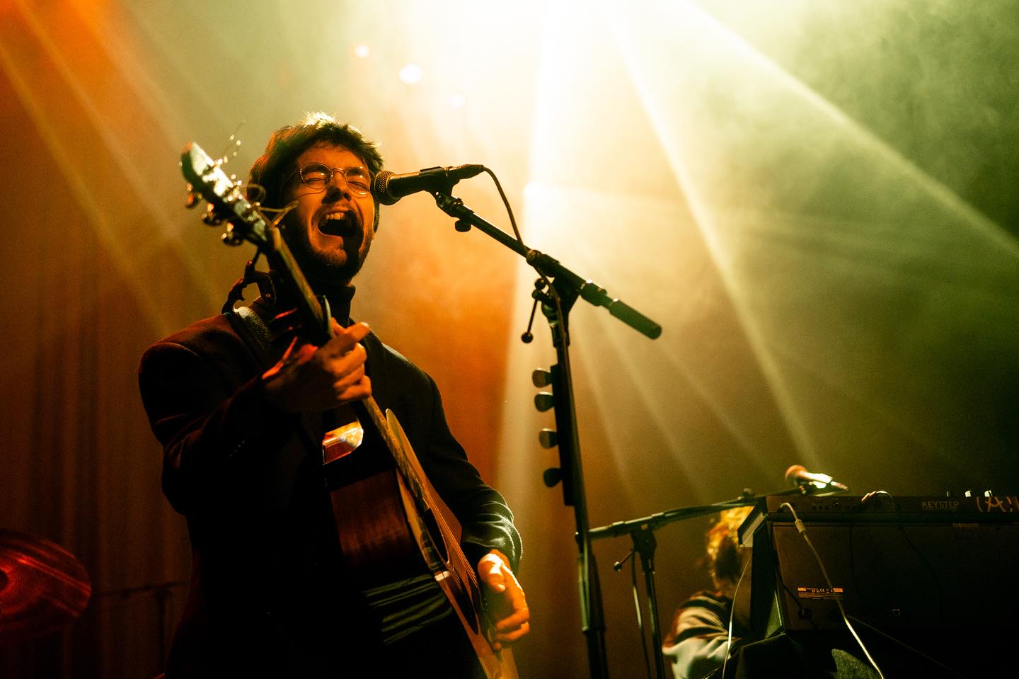 Prachtig voorprogramma die @pyke_music !
Zo tof om nieuwe bands te ontdekken..
Morgen mag ik weer op stap voor de @muziekgieterij.nl
En als je buiten comfortzone gaat, moet je dat ook gewoon goed doen..
Een van de weinige NL-taligen in mijn afspeellijsten is die fijne @thijsboontjes met zijn dansbare platen 😍
Morgen dus geen zware gitaarsolo’s maar een avond feest 🎉🎉🎉