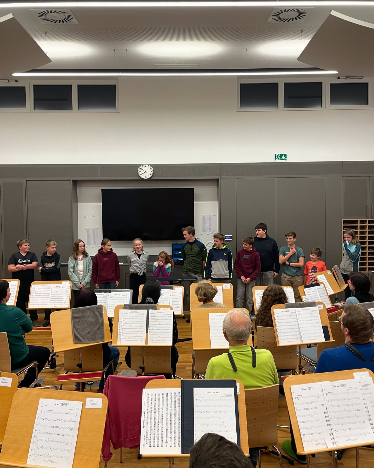 Schnupperprobe Jungmusiker
„Komm prob mit“ hieß es am Freitag für alle Jungmusiker 🎵
Am Freitag fand unsere erste Schnupperprobe für Jungmusiker statt und wir freuen uns, dass insgesamt 13 begeisterte Teilnehmer dabei waren! 🎶
Die Atmosphäre war von Anfang an lebhaft und einladend. Nach einer herzlichen Begrüßung und einer kurzen Vorstellungsrunde hatten die jungen Musiker die Gelegenheit einen Einblick in die Blasmusik und in den Musikverein Herzogsdorf zu bekommen. Von Flöte über Trompete bis hin zu Schlagzeug – stand das gemeinsame musizieren und viel Spaß im Vordergrund!
Wir möchten uns bei allen Teilnehmern bedanken, dass sie dabei waren, und hoffen, dass viele von ihnen Lust auf mehr Musik und regelmäßige Proben haben.
Ein ganz besonderer Dank gilt auch unserem Jugendteam, die diese Schnupperprobe ermöglicht haben und für die tolle Jugendarbeit.
#mvherzogsdorf #schnupperprobe #herzogsdorf #bezirkurfahrumgebung #jugendarbeit #jugendistdiezukunft #blasmusik #blasmusikbegeisterte #instrumentenvorstellung