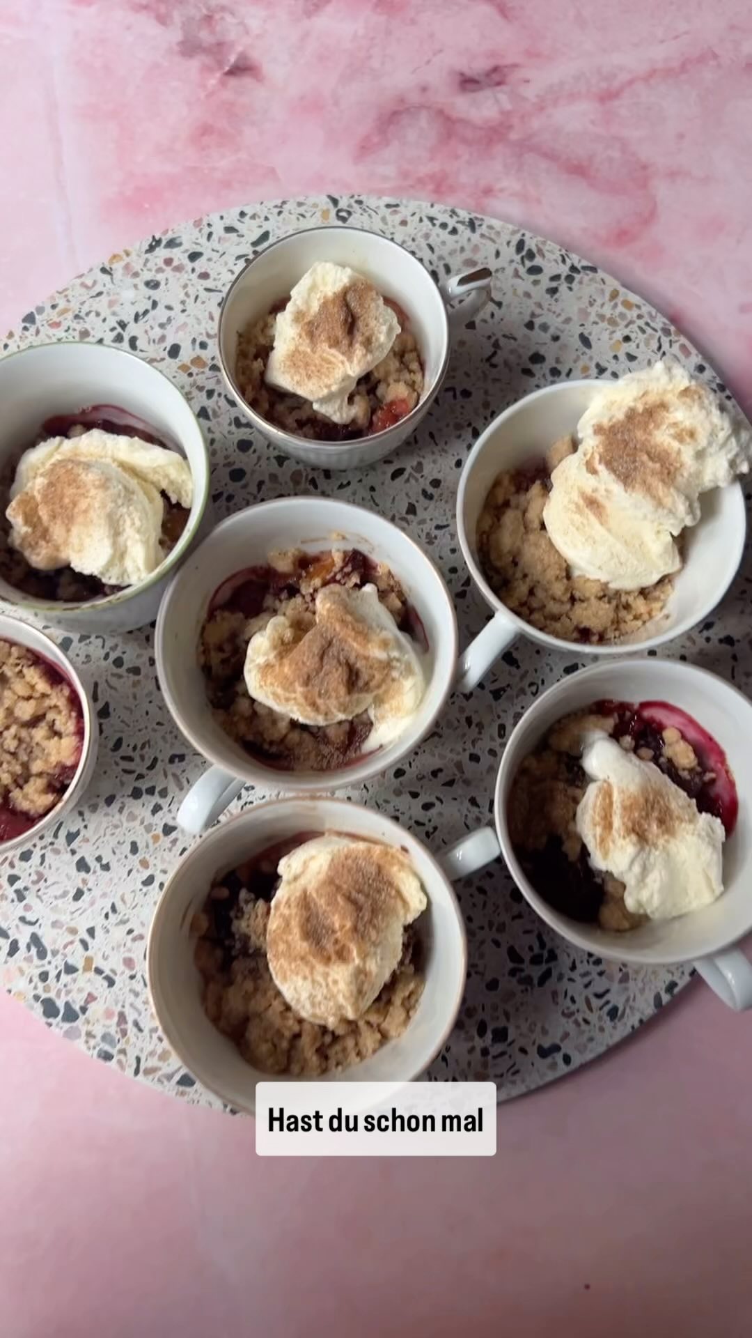 Crumble Liebe ❤️🎄💫
Ich habe meinen liebsten Pflaumencrumble in kleinen süßen Kaffeetässchen gebacken. Crumble geht so schnell und ist dabei super lecker. Es wird also immer besser!
Für meinen Lieblings-Crumble brauchst du nur:
Pflaumen
Zimt & Zucker
Etwas Ingwer
Ein wenig geriebene Muskatnuss
Streusel (aus Mehl, Butter & Zucker)
In den Ofen für ca. 20 Minuten, je nach Temperatur. Was die Temperatur betrifft müsst ihr etwas schauen, bis zu welcher Temperatur euer Porzellan ofenfest ist.
Und vielleicht ist das direkt eine Idee für den Nachtisch an Weihnachten?
Also abspeichern nicht vergessen 😉
Uuuuund was mich natürlich nun brennend interessiert, wie gefällt dir die Idee mit den süßen Tässchen?
🎉🧁❤️
#crumble #nachtisch #dessert #pflaumencrumble #backliebe #zimt #weihmachtsdessert #weihnachten #streusel