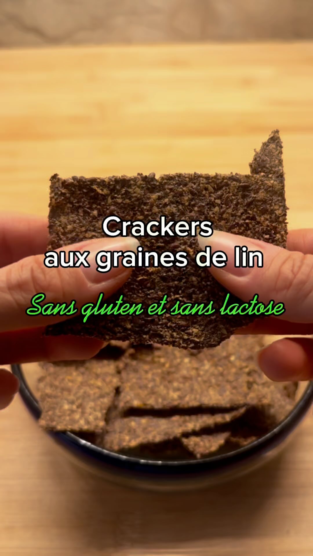 RECETTE ✨⬇️
Crackers aux graines de lin 👌🏼
Sans gluten, sans lactose et incroyablement simples à réaliser ! Parfaits pour un apéro ou pour satisfaire une envie de croquant, avec seulement 2 ingrédients. 😋
Ingrédients :
• 1 tasse de graines de lin (brun ou doré)
• 1 tasse d’eau chaude
• Condiments : sel, poivre, ail en poudre, piment de Cayenne, origan, thym (ou tes épices préférées)
Préparation :
1️⃣ Préchauffe le four à 180°C.
2️⃣ Mixe les graines de lin jusqu’à obtenir une poudre fine.
3️⃣ Transfère dans un bol, ajoute les condiments, puis verse l’eau chaude. Mélange bien et laisse reposer 10 minutes pour que la pâte épaississe.
4️⃣ Pétris la pâte : elle sera collante, c’est tout à fait normal – c’est l’effet des graines de lin avec l’eau !
5️⃣ Étale la pâte entre deux feuilles de papier cuisson sur une plaque. Étire-la finement : plus elle est fine, plus les crackers seront croustillants.
6️⃣ Découpe-la en rectangles ou carrés, perce quelques trous à l’aide d’une fourchette, et enfourne environ 20 minutes (ou jusqu’à ce qu’ils soient dorés).
7️⃣ Laisse refroidir avant de les casser en morceaux.
✨ Dégustation :
Nature, avec du houmous, un dip ou même du fromage frais. Ces crackers riches en fibres et croustillants sont un vrai délice sain et gourmand !
💬 Qui va tester cette recette cette semaine ? Laisse-moi un commentaire si tu l’essaies, et n’oublie pas de me taguer pour que je puisse voir tes créations !
💡 Les bienfaits des graines de lin :
Elles sont riches en fibres, idéales pour améliorer la digestion et soutenir la santé intestinale. Remplies d’oméga-3, elles protègent le cœur, aident à réguler le cholestérol et la glycémie, tout en procurant une sensation de satiété durable. Bref, un super-aliment à adopter au quotidien !
.
.
.
.
#recette #sansgluten #coach #nutrition #coachennutrition #alimentationsaine #alimentationequilibree #healthyfood #foodinspiration #ibsfriendly #ibs #ibsdiet
#explore #reels #mangermieux #whatieatinaday
#recettesaine #foodie #fitgirl #aperohealthy #recettefacile #veganrecipes #mangermieux #sansglutensanslactose #sanslactose #crackers