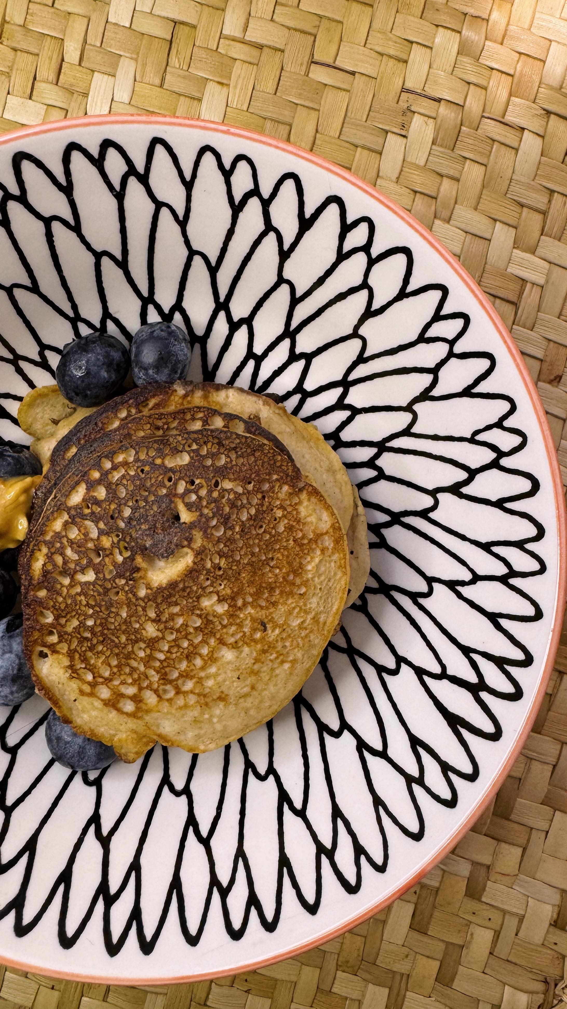 What could be better than a good recipe for protein-packed banana pancakes? 🍌🥞🫶🏻
Gluten-free ✅
High protein✅
Fat-free✅
Sugar-free✅
### You will need:
* 2 bananas 🍌
* 2 small pots of petit suisse (120g of yogurt/Skyr)
* 1 teaspoon of cinnamon
* 2 eggs🥚
* 120g (about 5 tablespoons) of oats🌾
### Toppings:
* Blueberries 🫐
* Peanut butter 🥜
### Steps :
Blend everything together in your blender. Grease your pan with coconut oil (great for high-temperature cooking).
Wait until the pan is nice and hot.
Add 2 tablespoons of the mixture for each pancake!
👉🏻This recipe will yield about 15 mini pancakes! 🫠
Who said you can’t enjoy healthy eating? Enjoy & keep me posted if you try it out! ✨
•
•
•
#pancakes #banana #bananapancakes #crepe #HighProtein #highproteindiet #healthydiet #recipes #recipe #recette #recettesaine #gutshealth #gut