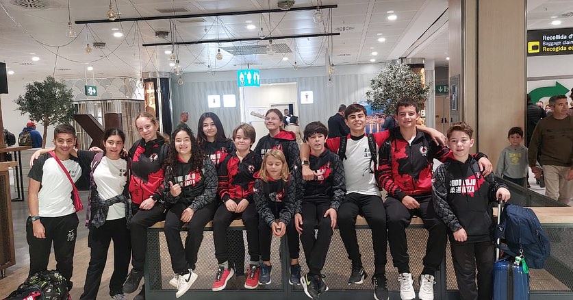 Este fin de semana un equipo del club con 4 cadetes y 12 infantiles viajaron a madrid para competir en la copa y Supercopa de España en Getafe
La primera salida a una copa para la mayoría con los objetivos de aprender y disfrutar del viaje más que cumplidos. Un equipo muy joven y con poca experiencia pero con muchas ganas. Para nosotros, todos ganaron. Volvemos con nuevos objetivos y con más ganas que nunca de seguir mejorando día a día
Gracias a todos los padres/ madres que se sumaron a la aventura y nos ayudaron, apoyaron y nos animaron en todo momento, entre todos lo hacemos más fácil
Seguimos sumando
“La victoria no es definitiva, la derrota no es fatídica. Lo que cuenta es el valor para continuar”