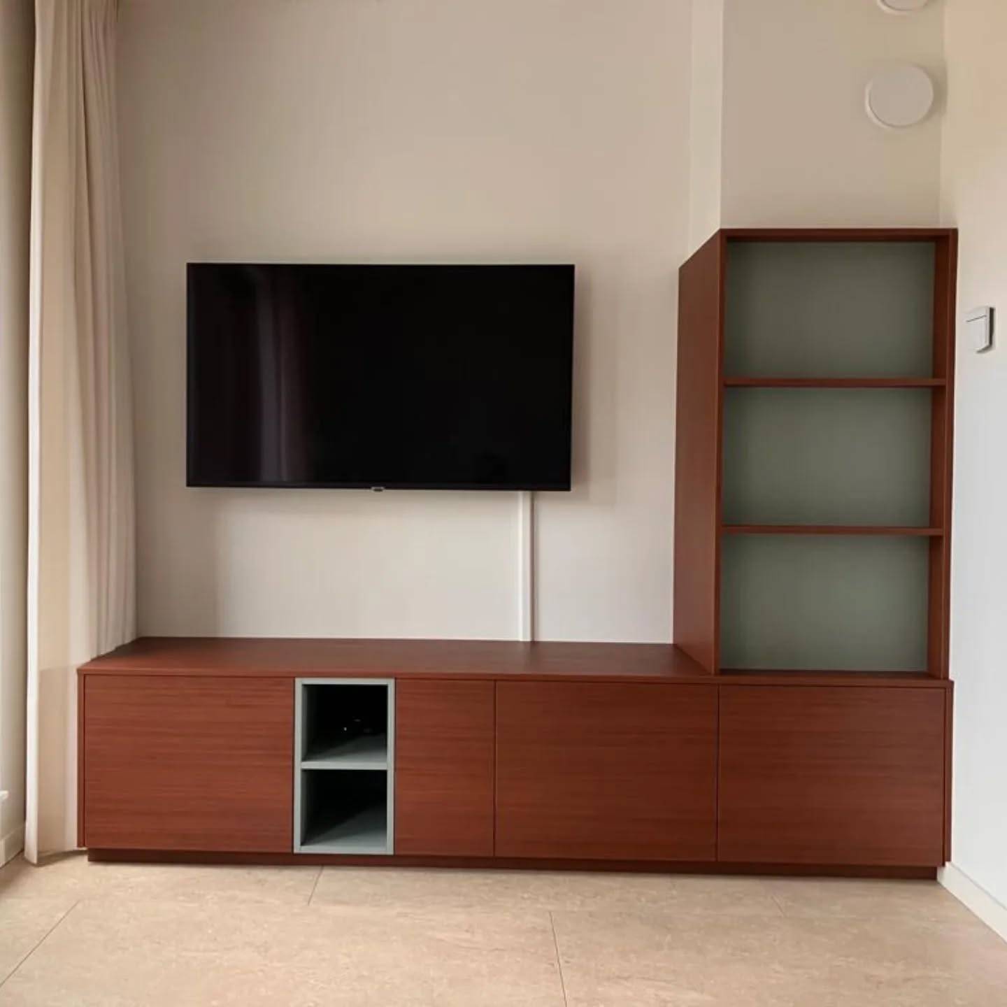 In samenwerking met @defvc is dit wandmeubel ontworpen en gemaakt. Een combinatie van warm kersenhout met een grijsgroen vak en achterwand van de open kast. De grijsgroene kleur komt terug in de stof van de bank in dezelfde ruimte.
#kastopmaat #ontwerpopmaat #snijdthout #meubelsopmaat #kersenhoutenkast