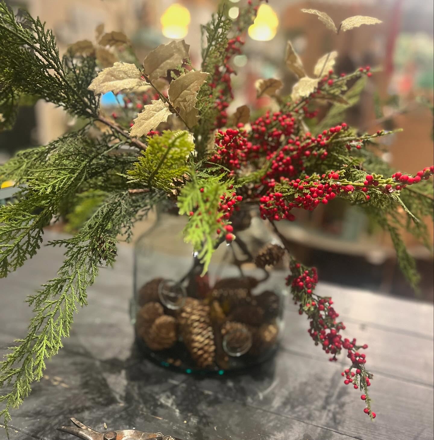 One of our Nest friends came in today with a vase we filled for her everyday decor. She wanted us to Winterize it and keep it low because it was going in the middle of her dining table… so this is what we did:
🎄 filled the vase with gold sprayed pinecones, for detail and to hide the bottoms of the stems through the glass
🎄 we started with cedar branches and cut them down (look how the hang like real ones do)
🎄 added my favorite red cluster berries
🎄 then finished it off with some gold leaves
I loved how it turned out and so did she😊
#fauxflowersofinstagram
#winterarrangements