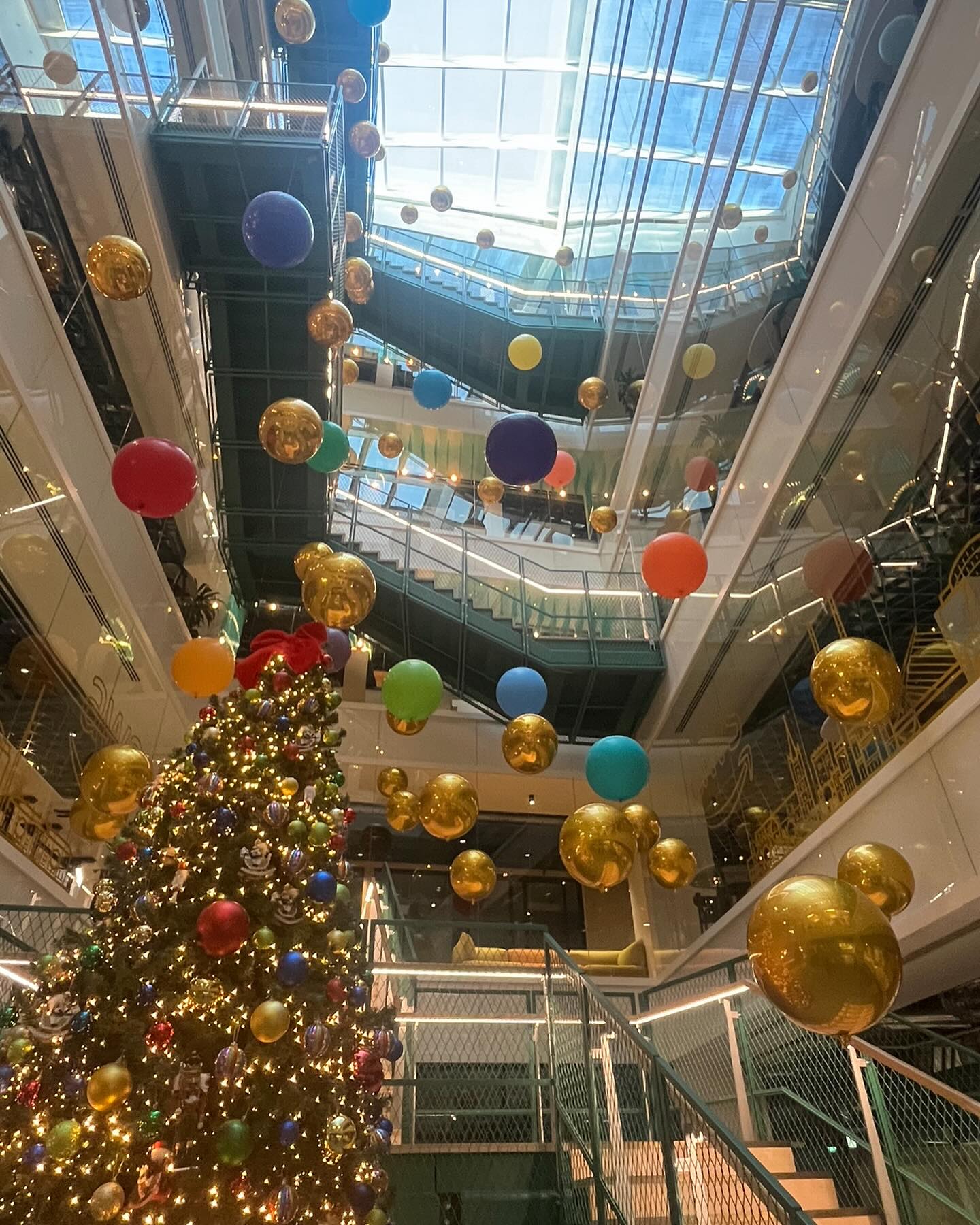 Make it a winter wonderland with @bespokeballoons.ie 🎄