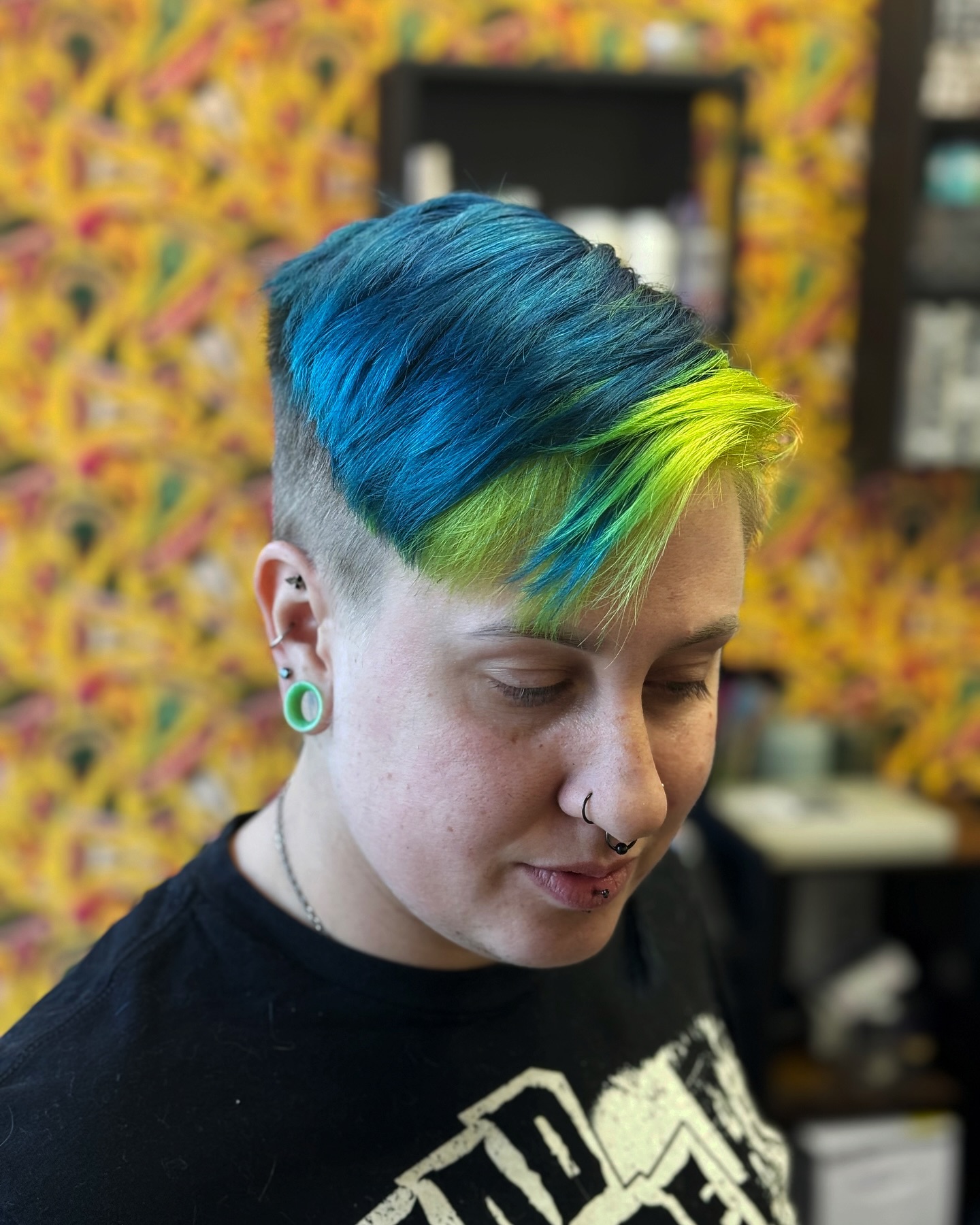 Neon realness 💙💚
Had so much fun bringing this neon dream to life! I love it when you guys come in with a color pallet or an idea and then say “idk have fun!” It always looks SO GOOD. Thank you so much trusting me!
Happy holiday break everyone!
#solasalons #pulpriot #neonhair #vividhaircolor #sanmarcoshairstylist #sanmarcoshairsalon