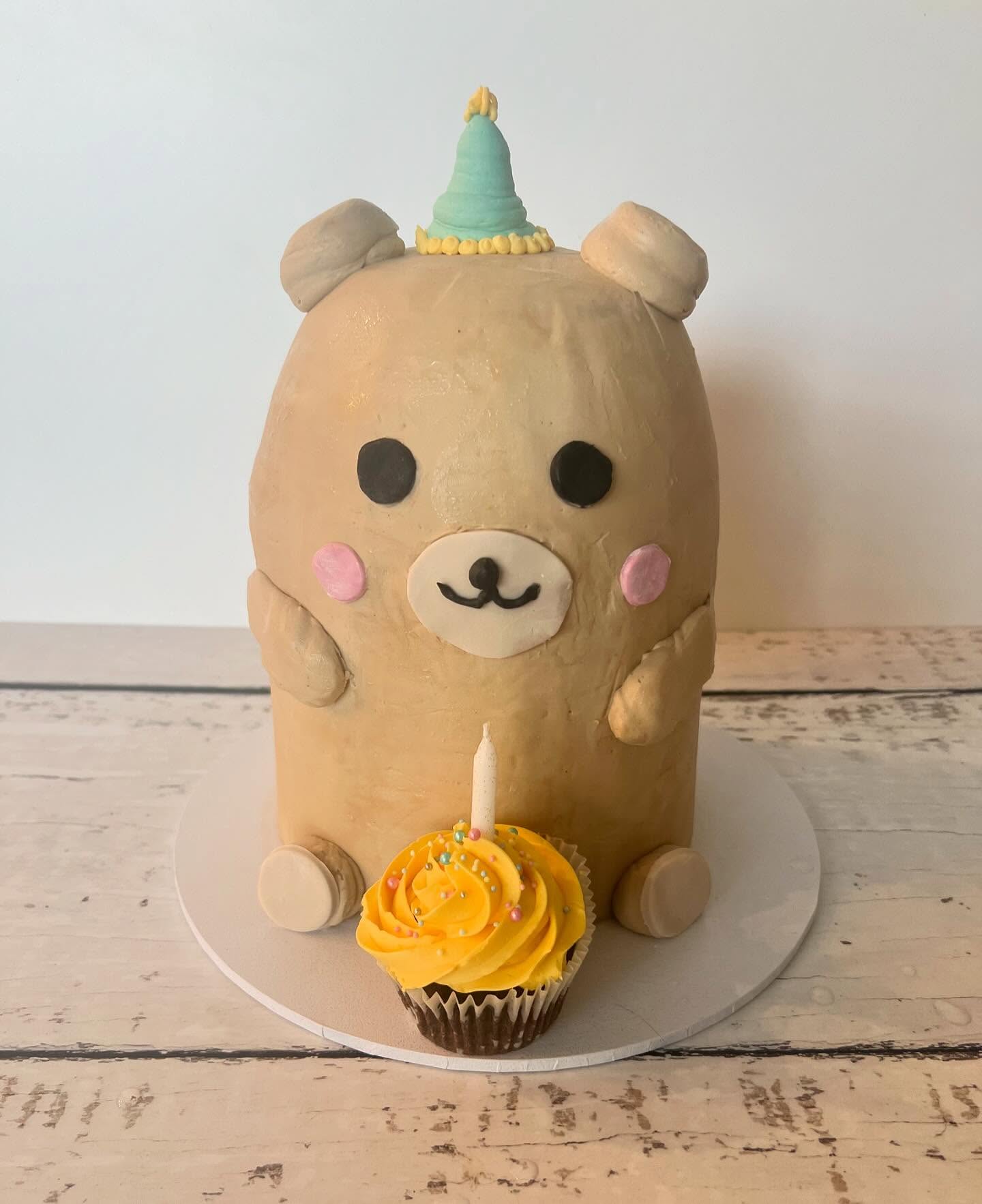 The cutest lilโ guy ๐งธ
#cake #cakecakecake #cakeporn #cakelover #cakestyle #cakeinspiration #cakelove #buttercream #cakesofinstagram #cakestagram #cakedecorating