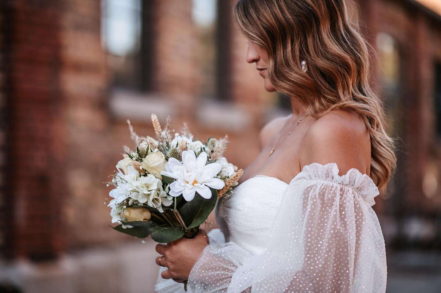💐👰🏻♀️
.
.
.
#hochzeitsfotografin #gettingready #hochzeitsfotografaugsburg #fotografin #weddingphotography #wedding #weddinginspiration #weddingday #videografin #weddingphotographer #photography #weddings #photographer #photooftheday #destinationwedding #weddingphoto #bridal #weddinginspo #instawedding #engagement #photoshoot #brideandgroom #couple
.
.
.
Planerin: @jl_eventagentur
Foto- und Video: @raya_dimitra_weddings & @leapoppfotografie
Sweet Table: @foodwise_baeumenheim
Brautmode: @emmathebride
Herrenmode: @mode_burkhard
Haare&Makeup: @be.autyful.hairmakeup
Deko: @wildflower.decoration.design
Ringe&Schmuck: @sophia_singer_jewelry
Sängerin: @rayadimitra
Traurednerin: herzklopfen_trauung
Floristik: @anjas_eventfloristik_blumalodn
Location: @parktheater_im_kurhaus & @n8stallung_augsburg