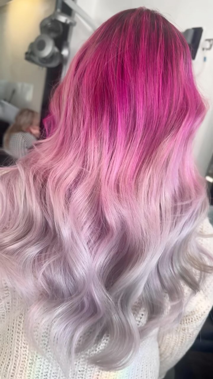 P I N K🍇🦩
Another creative colour by Amber today in the salon.
Christmas appointments are filling up fast be sure to secure yours
