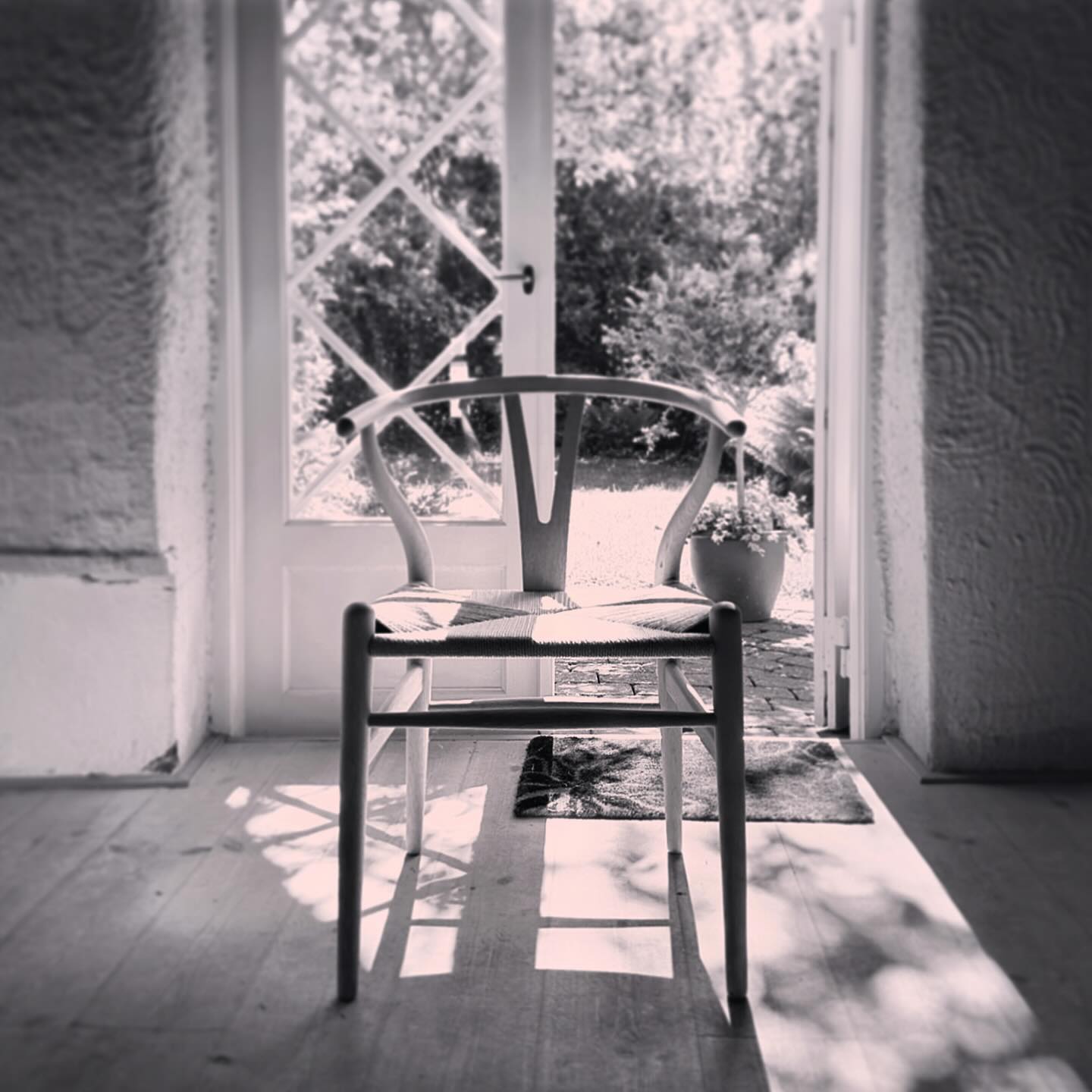 Stolens Mester: Hans J. Wegner
Hans J. Wegner er ikke bare et navn i dansk designhistorie – han er selve symbolet på tidløs kvalitet og kompromisløs funktionalitet. Som “Stolens Mester” forstod Wegner at kombinere form og funktion på en måde, der stadig inspirerer og forbløffer verden.
Med en enestående sans for materialer og håndværk skabte han stole, der er lige så smukke at se på, som de er behagelige at sidde i. Hvem kan undgå at beundre mesterværker som Y-stolen eller Den Runde Stol, der begge har sikret Danmark en plads i den internationale designelite?
Wegners filosofi var enkel: Design skal være funktionelt, men aldrig kedeligt. Han skabte over 500 stole i sin karriere, hver med et unikt udtryk og en respekt for de naturlige materialer, der gør dem til kunstværker i sig selv.
Tag et øjeblik til at værdsætte en af dansk designs største mestre. Hvilken af hans ikoniske kreationer er din favorit?
#HansJWegner #DanskDesign #TidLøsKvalitet #StolensMester #indretningsinspiration #skandinaviskdesign #indretning #kvalitet