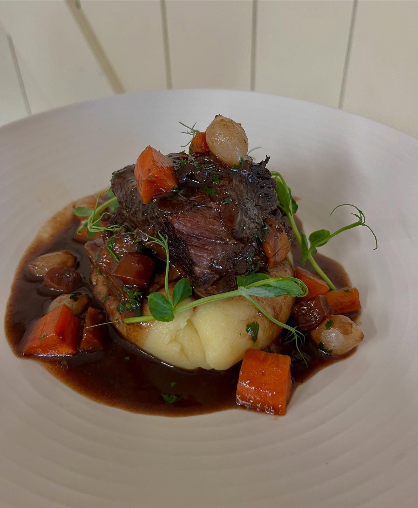 Perfect for these cold evenings! Beef short rib, slow braised with wheat beer and root vegetables. A popular winter choice.
#eventcatering #surreyevents #caterersurrey #shortribs #surreywedding