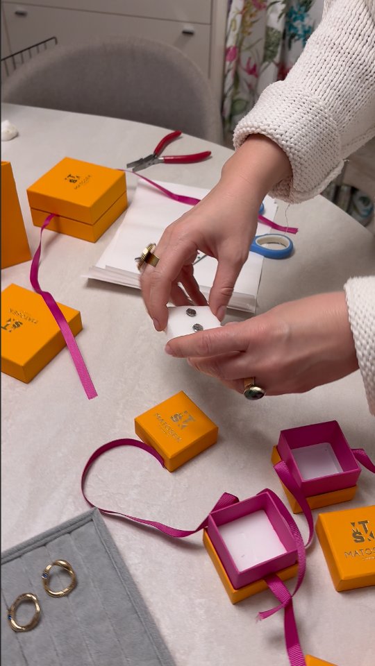 Tak pakuję Wasze zamówienia.
Srebrną i złotą biżuterię, którą ręcznie wykonuję w mojej toruńskiej pracowni.
.
.
.
#jubilertoruń #bizuteriamodowa #bizuterianazamowienietorun #bizuteriaartystyczna #dlaniej #prezentidealny