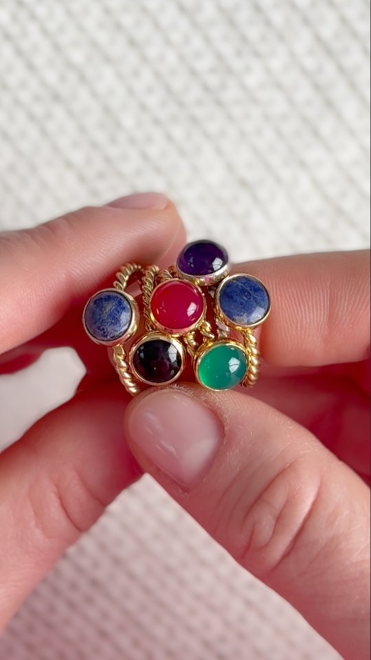 Zestaw pierścionków blossom.
Do ich tworzenia wykorzystuję srebro wysokiej próby oraz kamienie szlachetne - onyx, ametyst, chryzopraz...
Jeśli masz swój ukochany kamień i chciałabyś mieć go zawsze przy sobie w takiej oprawie napisz DM.
Stworzę pierścionek idealny dla Ciebie!
.
.
#kolorowepierścionki #srebrnepierścionki #bizuteriarecznierobiona #bizuteriatoruń #zlotniktorun #jubiler