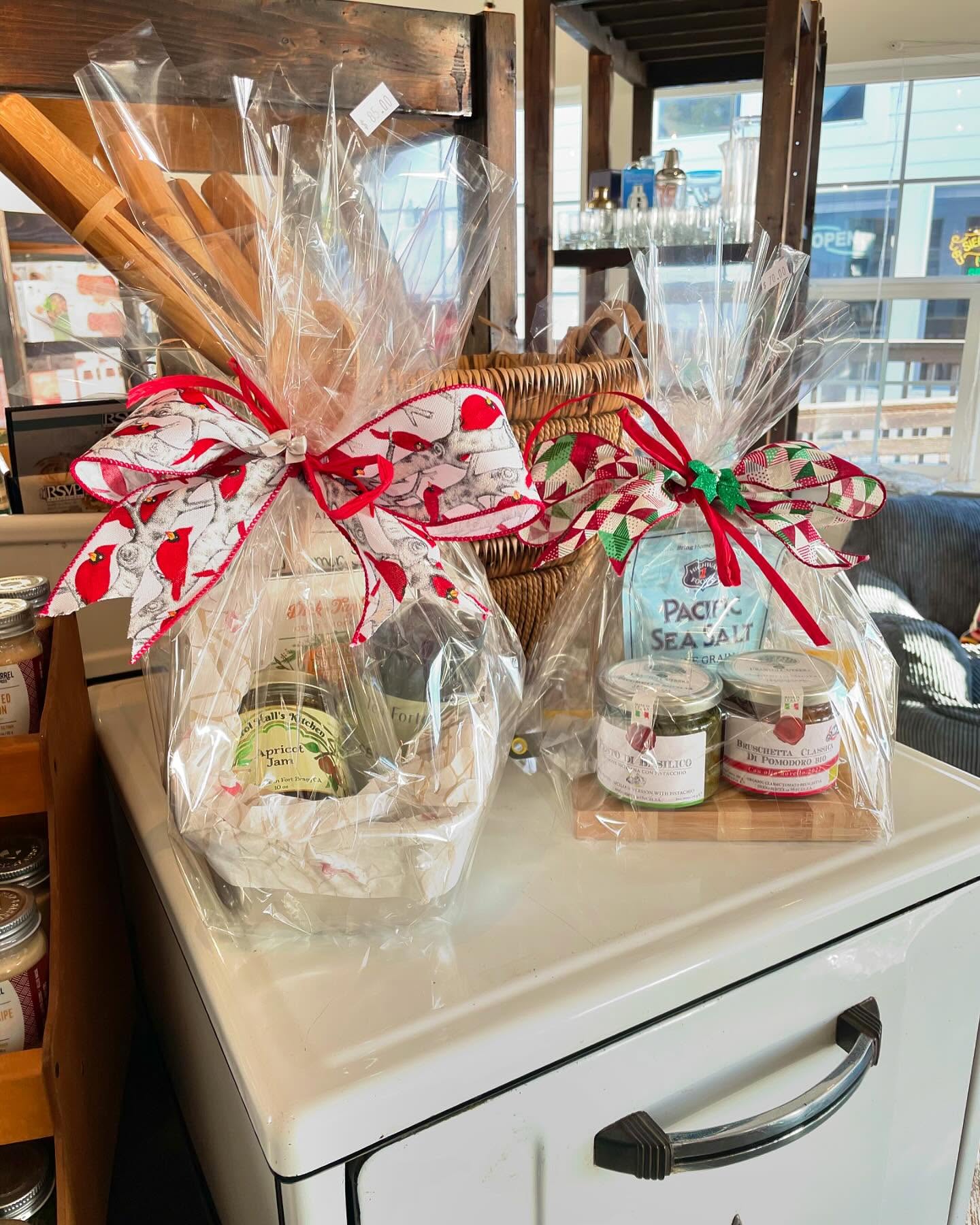 Gift-wrapped bundles at The Koastal Kitchen Shop! #shopmendonoma #gualalaca #searanchcalifornia #shopsmall #shopsmallbusiness #TheKoastalKitchenShop #YourKreativeKitchenShop #KoastalKitchenGualala