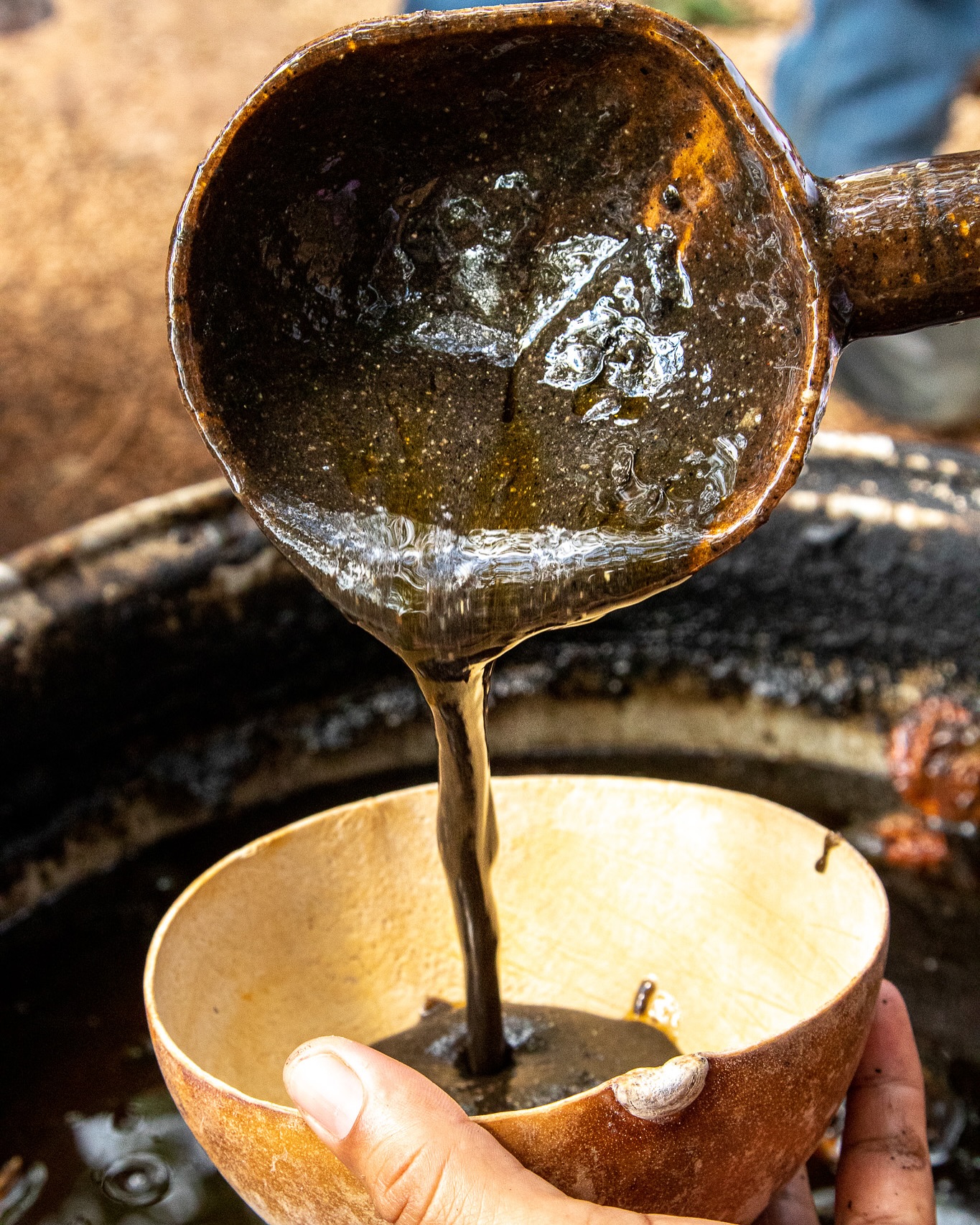 ¿Te imaginas un relleno negro espeso y delicioso? 🌽🍗
En Aldea Xbatun, el relleno negro no es solo un platillo, es una conexión directa con la cocina ancestral maya. Aquí, los sabores tradicionales se preparan con ingredientes frescos del huerto y técnicas transmitidas de generación en generación.
🌿 Vive la experiencia: Puedes ser parte de la magia culinaria en talleres donde aprendes a preparar estos platillos únicos, o disfrutar de un almuerzo maya compartido en una auténtica cocina de leña.
🍴 El relleno negro es una de esas joyas gastronómicas que debes probar al menos una vez en tu vida. ¿Te atreverías a prepararlo con tus propias manos en un taller maya?
📍 Descubre esta experiencia en Aldea Xbatun, a pocos minutos de Valladolid, y deja que los sabores mayas te transporten a otro tiempo.
@yucatanturismo #YucaLovers #YucatanEsMexico
#DepaseoporValladolid