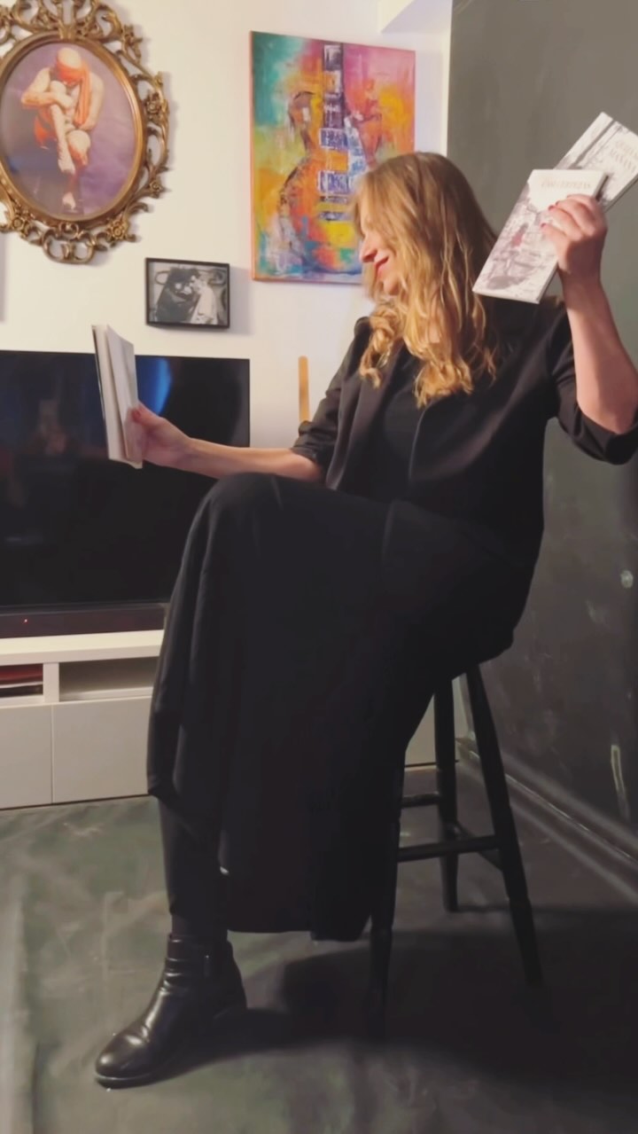 Perspectiva.
Qué diferente, estar frente a la cámara, mirar a través de ella u observar desde otro lado.
Qué relativos, la percepción y el sentimiento. Qué relativo el tiempo (qué sabio eras, querido Einstein).
📸📸Shooting: @indiankoru
📷 Imágenes de este reel: 👧🏼
#shooting #persoectiva