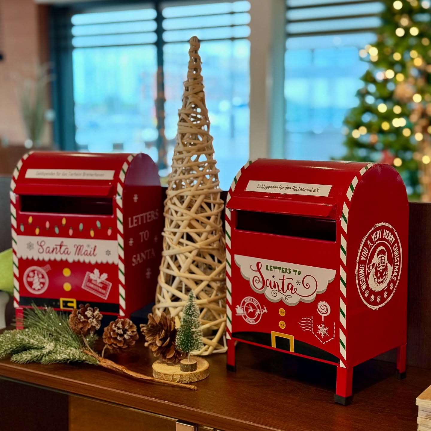 Zur Weihnachtszeit starten wir dieses Jahr eine neue Aktion. Ab sofort nehmen wir Sach- und Geldspenden für das @tierheim_bremerhaven und @rueckenwind.leher.kinder an. Sachspenden können unter unserem Weihnachtsbaum platziert werden, für Geldspenden stehen unsere Weihnachtsbriefkästen zur Verfügung. Wir freuen uns über rege Beteiligung.