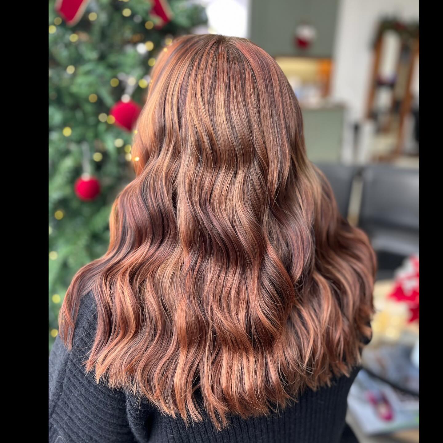 🏵️Started the process 🏵️Thought I should post a real before and after when your client used black box dye once 2 years ago !
Over the years I have realised that some people think that they are being judged by hairdressers for using box colour when that is not the case however with going lighter we know that we have to be realistic as it's still in your hair .can you see where the professional colour was compared to the box dye ? I find this fun and interesting so thought I should share 😊swipe to see the process 👉 🏵️hair done by Mariah and Emily 🏵️