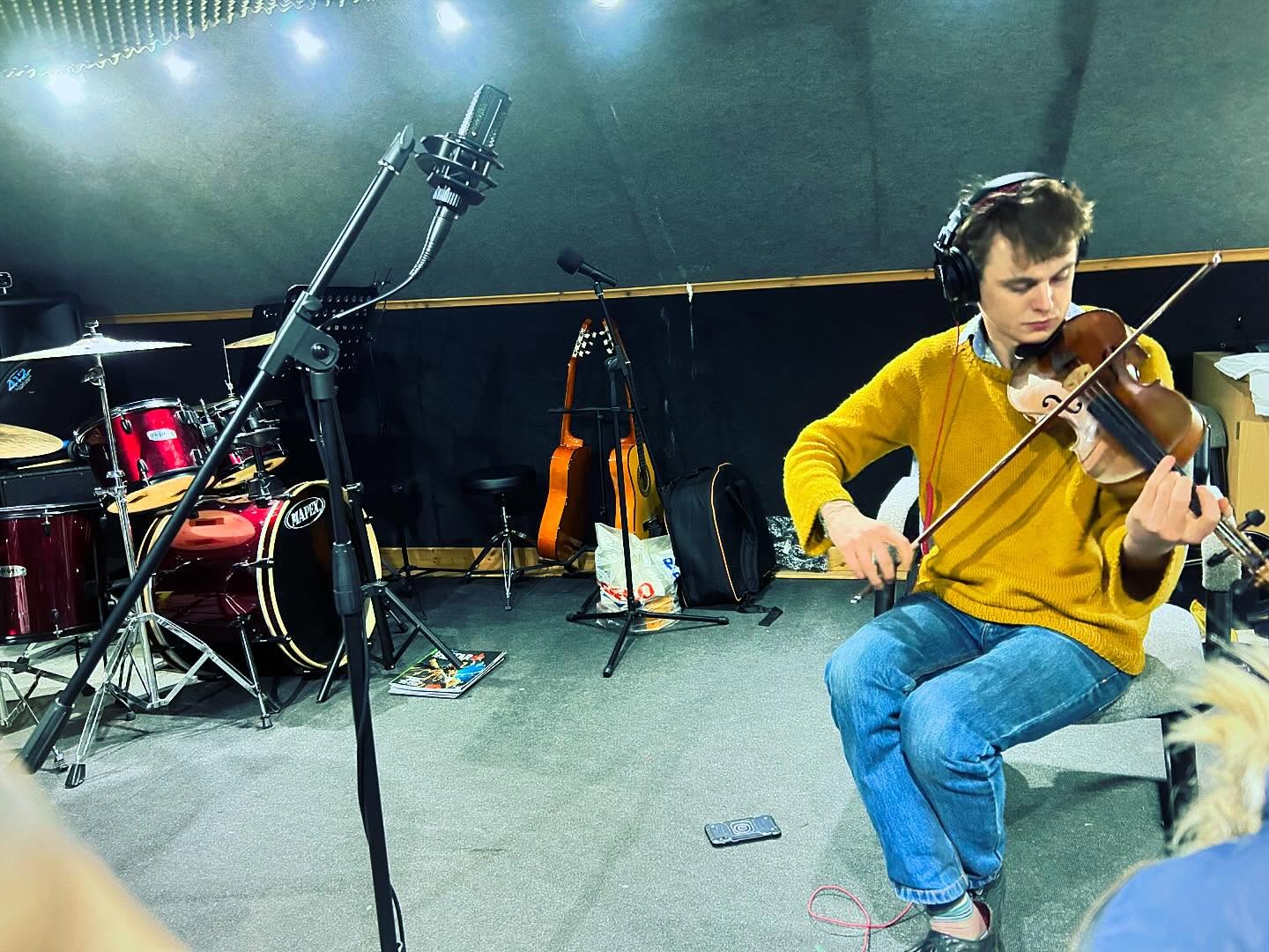 This phenomenal talent was in the studio today laying down some violin for @ric.herrington. Mr @roogeddes oh my goodness, he made our jaws drop. Absolutely insane what this man can do on the violin 🎻 🔥
#millermusic #studio #violin #recording #recordingstudio #musicproducer #makingmusic #phenomenal #talent #paisley #renfrewshire