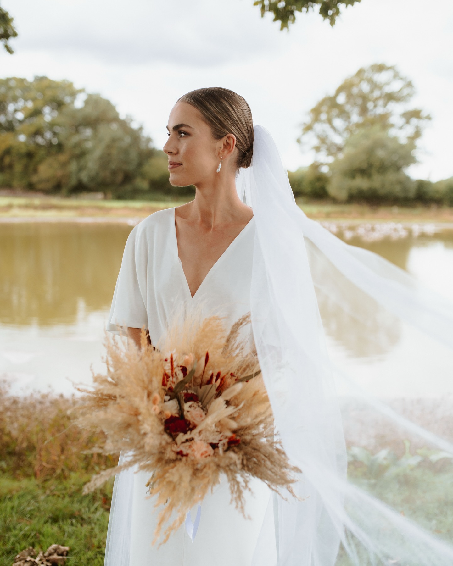 When your bride says “I’ve never felt more beautiful!” ✨
What I love most about makeup is that it isn’t just about makeup. It’s about creating a look that reflects you and makes you feel phenomenal. Analise’s radiant smile says it all 💕
I’d love to make sure your wedding day feels just as special! Ready to start planning your 2025/2026 bridal makeup? Ping me a message to check your date availability and let’s chat!
Venue @southlandsbarn
Hair @the.bridalist
Photocredit @girlandglass