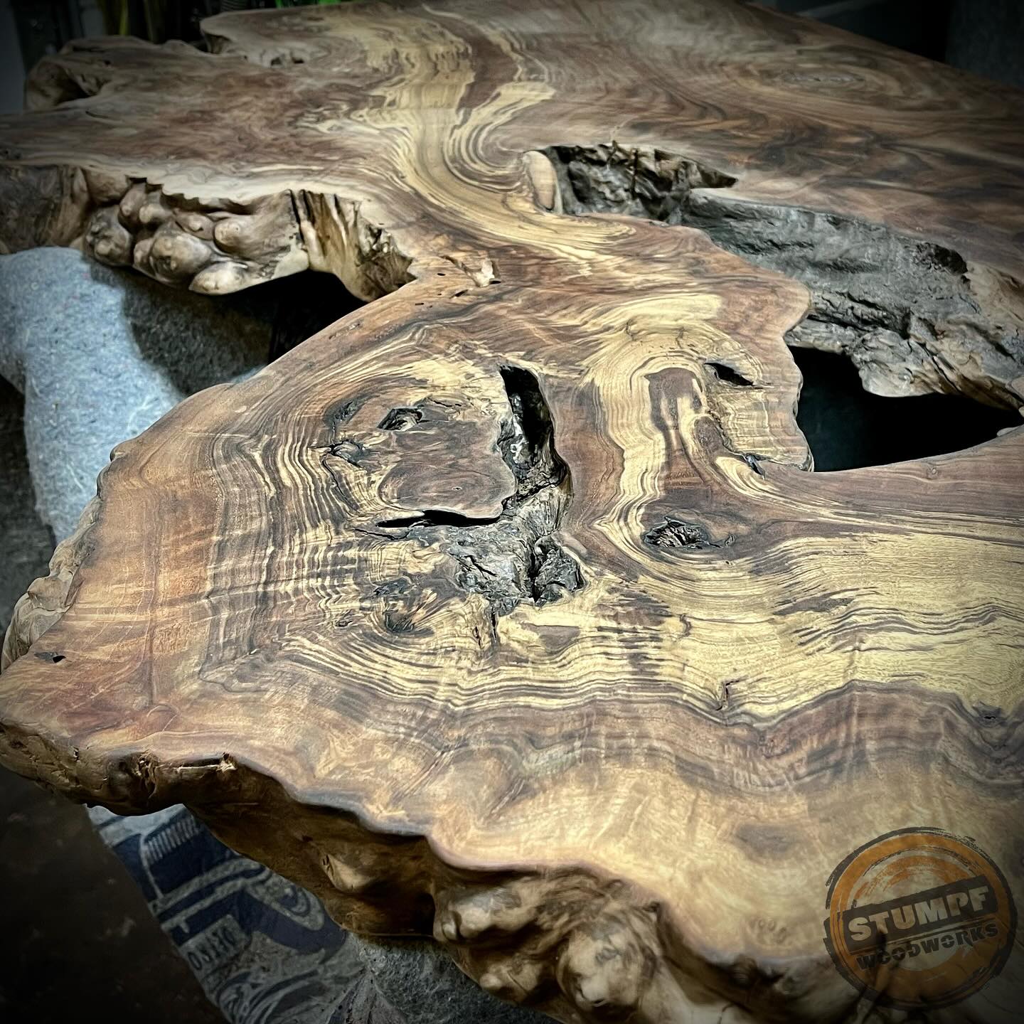 Yes it’s the same headboard slab, but I’m a bit flummoxed at this piece. Not your ordinary grain. This’ll wrap it up till next week 🦃 #stumpfwoodworks #makegaragesdirtyagain