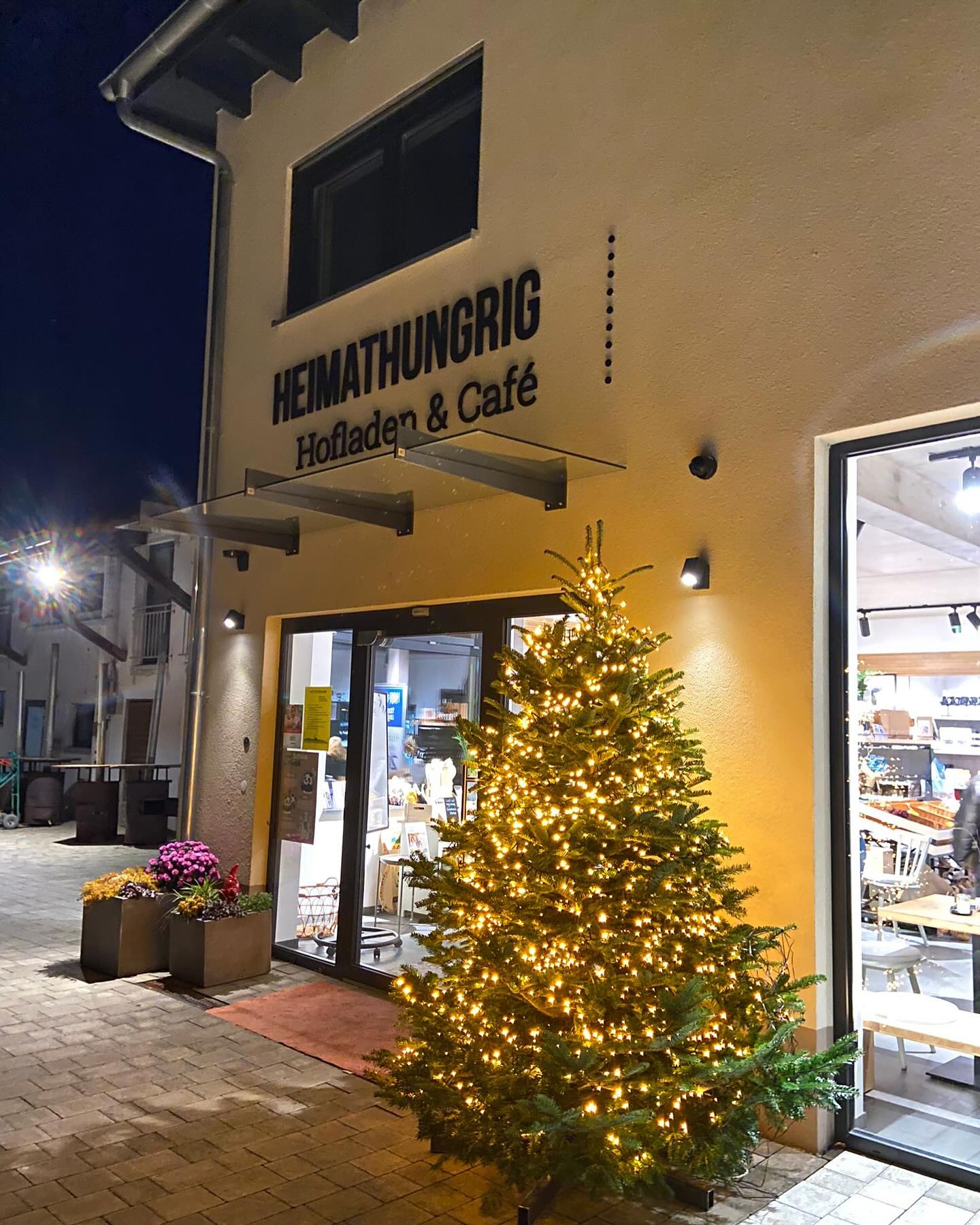 ✨ Adventsbasar & Christbaumverkauf ✨
Am 1. Advent laden wir euch herzlich zu unserem Adventsbasar ein! 🕯️🎄
⏰ Wann? Von 13:00 bis 19:00 Uhr
📍 Wo? Schloßhof 5, Großlangheim
Freut euch auf den Start unseres Christbaumverkaufs und stimmt euch bei gemütlicher Atmosphäre auf die Weihnachtszeit ein!
🍷 Probiert unseren leckeren Aronia-Glühwein oder Aronia-Apfel-Punsch
🥣 Genießt eine wärmende Gulasch- oder Kürbissuppe
Kommt vorbei und erlebt einen zauberhaften Abend 🎄
#bio #regional #Superfood #vegan #biozertifiziert #gesund #vitamine #franken #foodphotography #heimatliebe #kauflocal #eisen #familie #aronia #likör #saft #deutschland #startupbusiness #nachhaltig #supportsmallbusiness #supportyourlocal #sanddorn #kürbis #geschenkideen #trockenbeeren #familienbetrieb #nachhaltigkeit #trüffel #hofladen